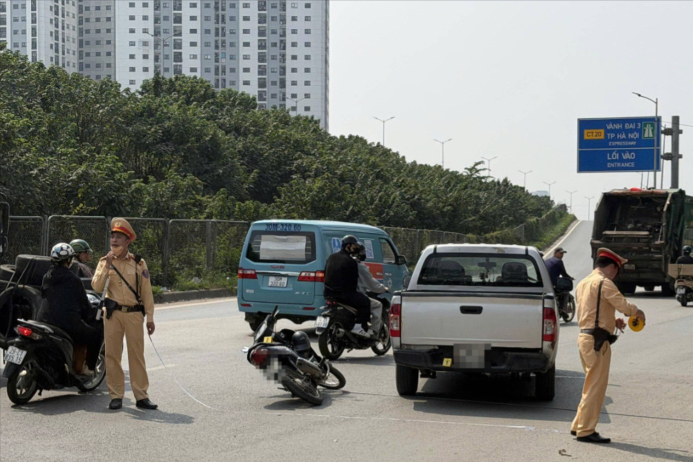 H&agrave; Nội: T&agrave;i xế xe b&aacute;n tải ch&egrave;n ng&atilde; 3 người đi xe m&aacute;y g&acirc;y rối trật tự - Ảnh 1.