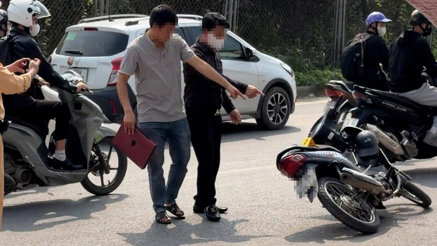 H&agrave; Nội: T&agrave;i xế xe b&aacute;n tải ch&egrave;n ng&atilde; 3 người đi xe m&aacute;y g&acirc;y rối trật tự - Ảnh 2.