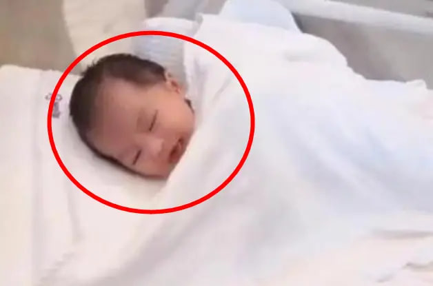 Bé gái vừa chào đời đã nổi như cồn trên mạng: Gương mặt thiên thần khiến dân mạng mê mẩn, y tá thốt lên trăm năm khó gặp! - Ảnh 2.