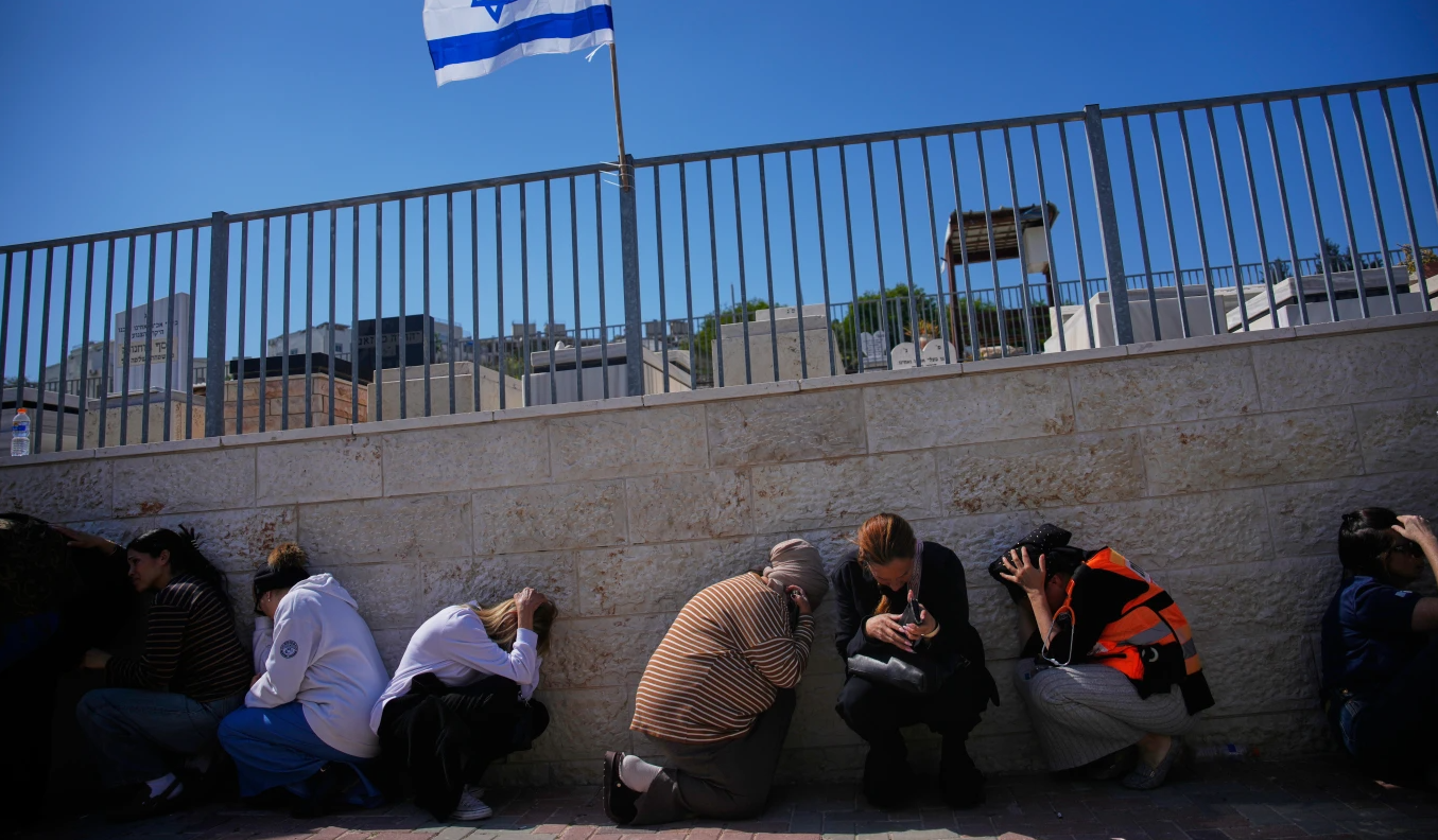 Chùm Ảnh Trung Đông 2026: Cuộc sống trong khói lửa và nỗi sợ hãi của hàng triệu người - Ảnh 5. Chùm Ảnh Trung Đông 2026: Cuộc sống trong khói lửa và nỗi sợ hãi của hàng triệu người - Ảnh 5.