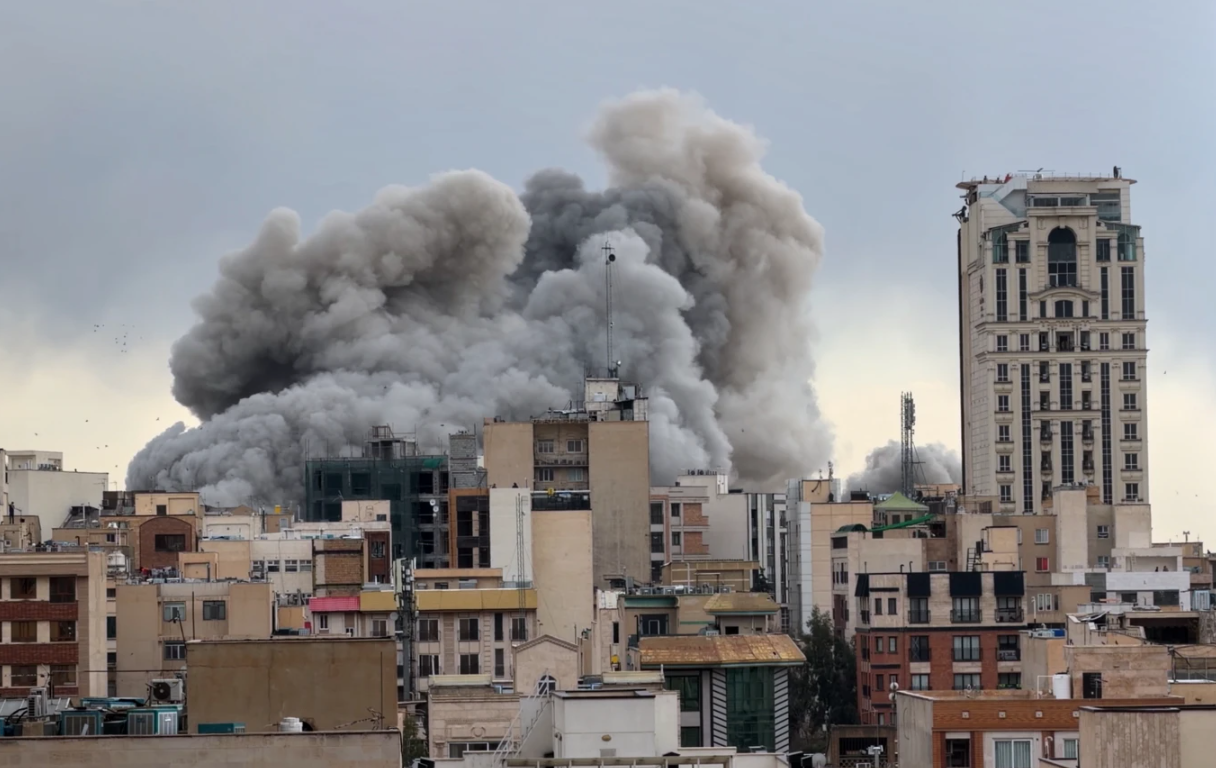 Chùm Ảnh Trung Đông 2026: Cuộc sống trong khói lửa và nỗi sợ hãi của hàng triệu người - Ảnh 9. Chùm Ảnh Trung Đông 2026: Cuộc sống trong khói lửa và nỗi sợ hãi của hàng triệu người - Ảnh 9.