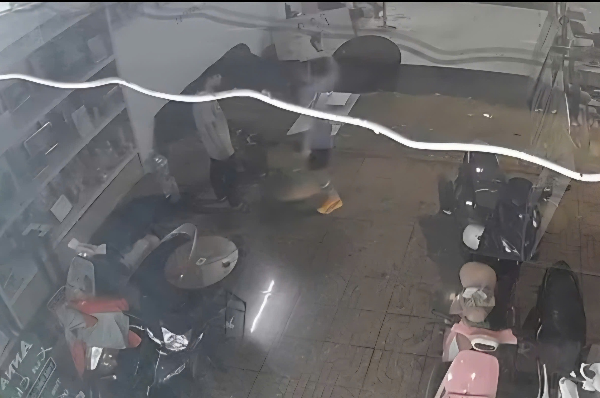 Xôn xao clip đánh người từ chuyện đốt vàng mã - Ảnh 1.