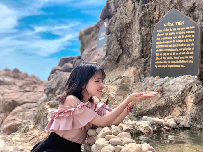 Sở VH-TT-DL Gia Lai nói gì về vụ ca sĩ Juky San mặc bikini tắm tại Giếng Tiên? - Ảnh 1. Sở VH-TT-DL Gia Lai nói gì về vụ ca sĩ Juky San mặc bikini tắm tại Giếng Tiên? - Ảnh 1.