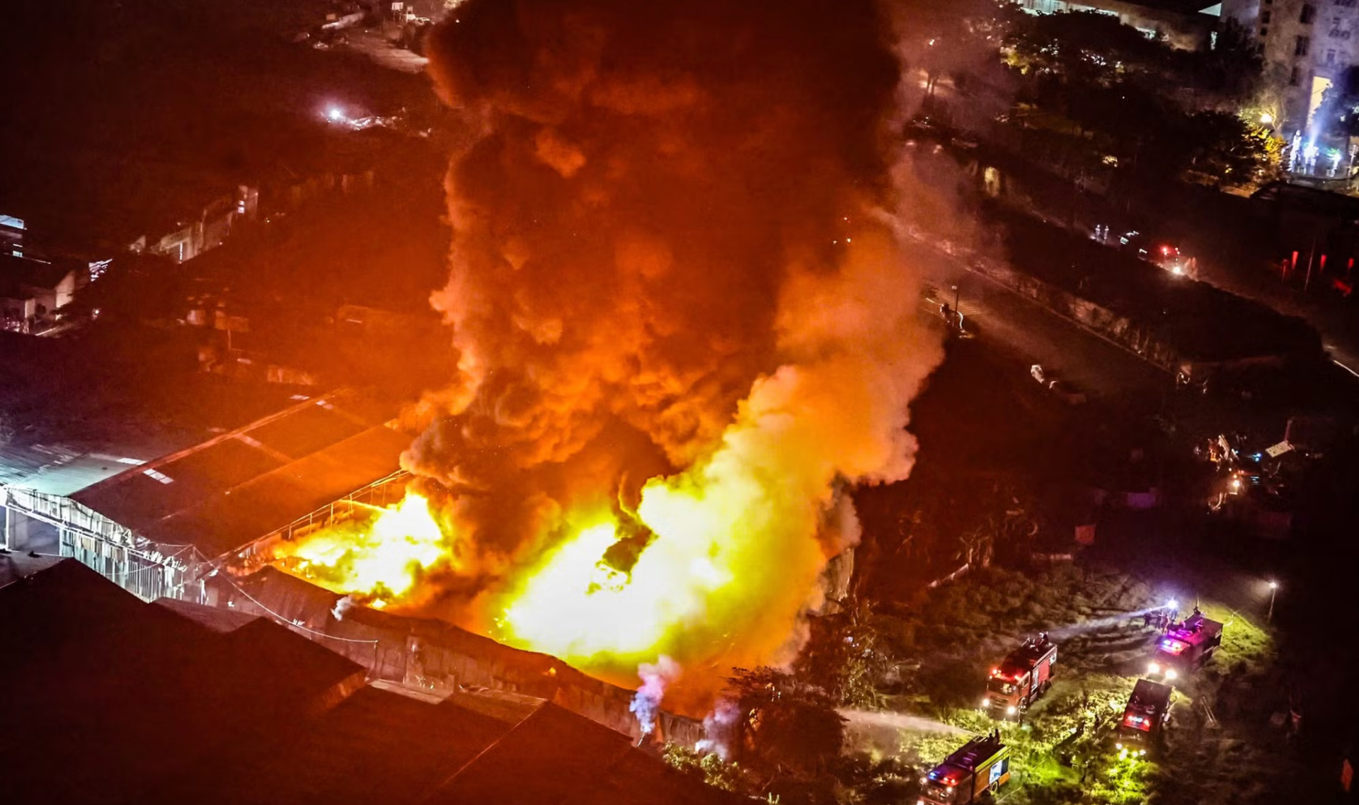 Ch&aacute;y lớn gần bệnh viện K T&acirc;n Triều H&agrave; Nội: Nỗi lo lắng v&agrave; sự cứu hộ khẩn cấp - Ảnh 1.