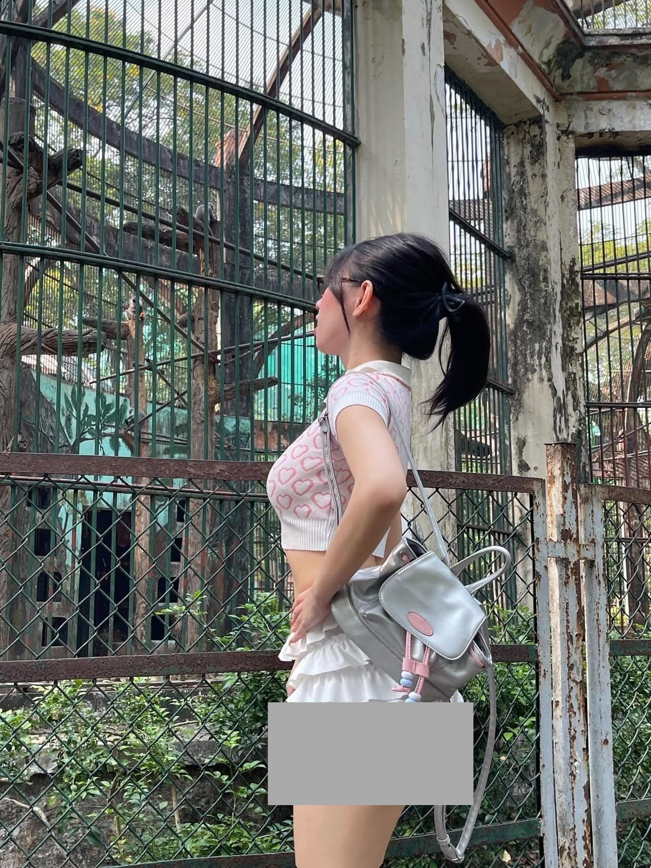 H&igrave;nh ảnh c&ocirc; g&aacute;i mặc v&aacute;y ngắn ở Thảo Cầm Vi&ecirc;n g&acirc;y tranh c&atilde;i mạnh mẽ - Ảnh 2.