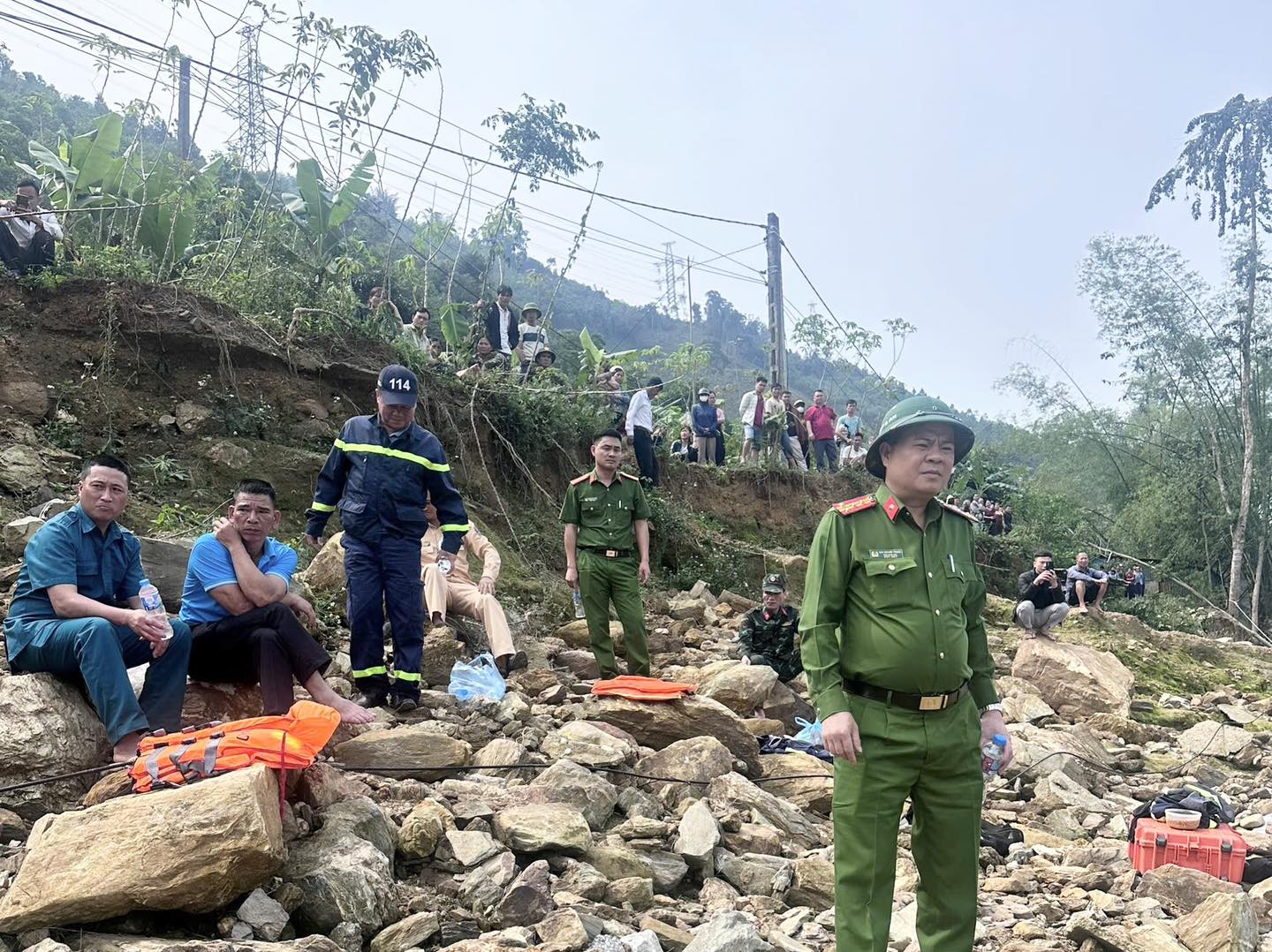 T&igrave;m kiếm đ&ocirc;i vợ chồng mất t&iacute;ch tại hồ thủy điện chi&ecirc;m h&oacute;a: Con trai sống s&oacute;t - Ảnh 2.