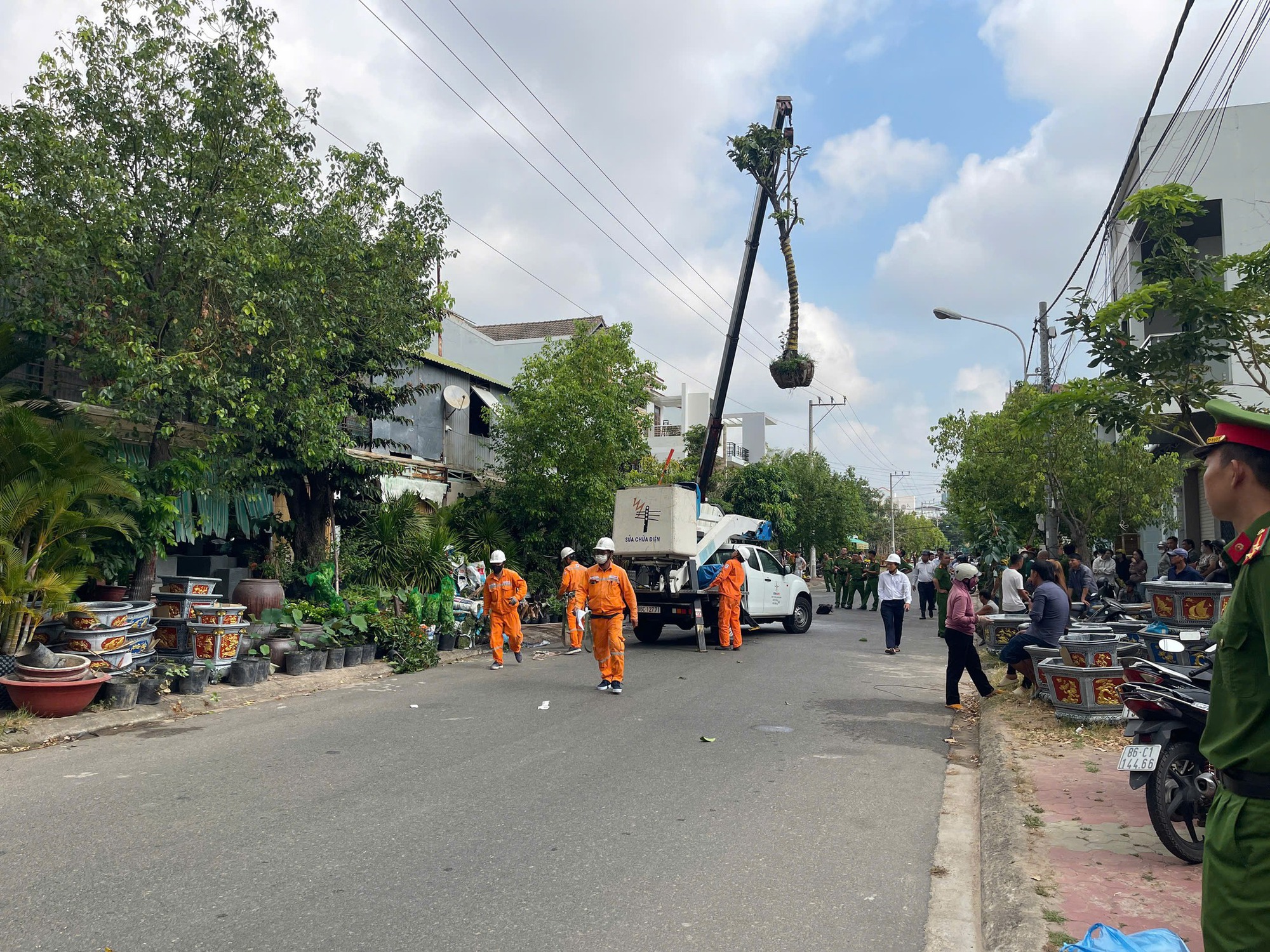 Xe cẩu vướng d&acirc;y điện g&acirc;y tai nạn nghi&ecirc;m trọng , t&agrave;i xế tử vong tại chỗ - Ảnh 2.