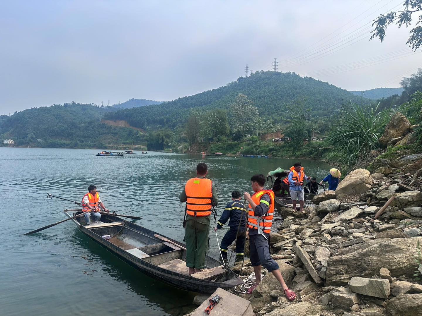 T&igrave;m kiếm đ&ocirc;i vợ chồng mất t&iacute;ch tại hồ thủy điện chi&ecirc;m h&oacute;a: Con trai sống s&oacute;t - Ảnh 5.