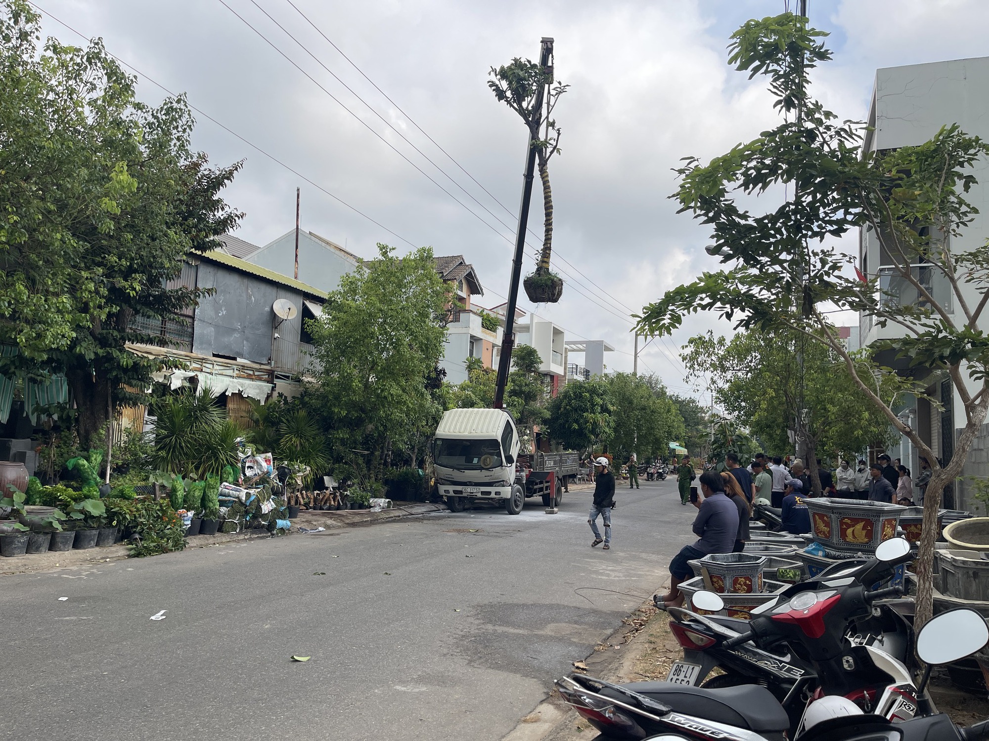 Xe cẩu vướng d&acirc;y điện g&acirc;y tai nạn nghi&ecirc;m trọng , t&agrave;i xế tử vong tại chỗ - Ảnh 1.