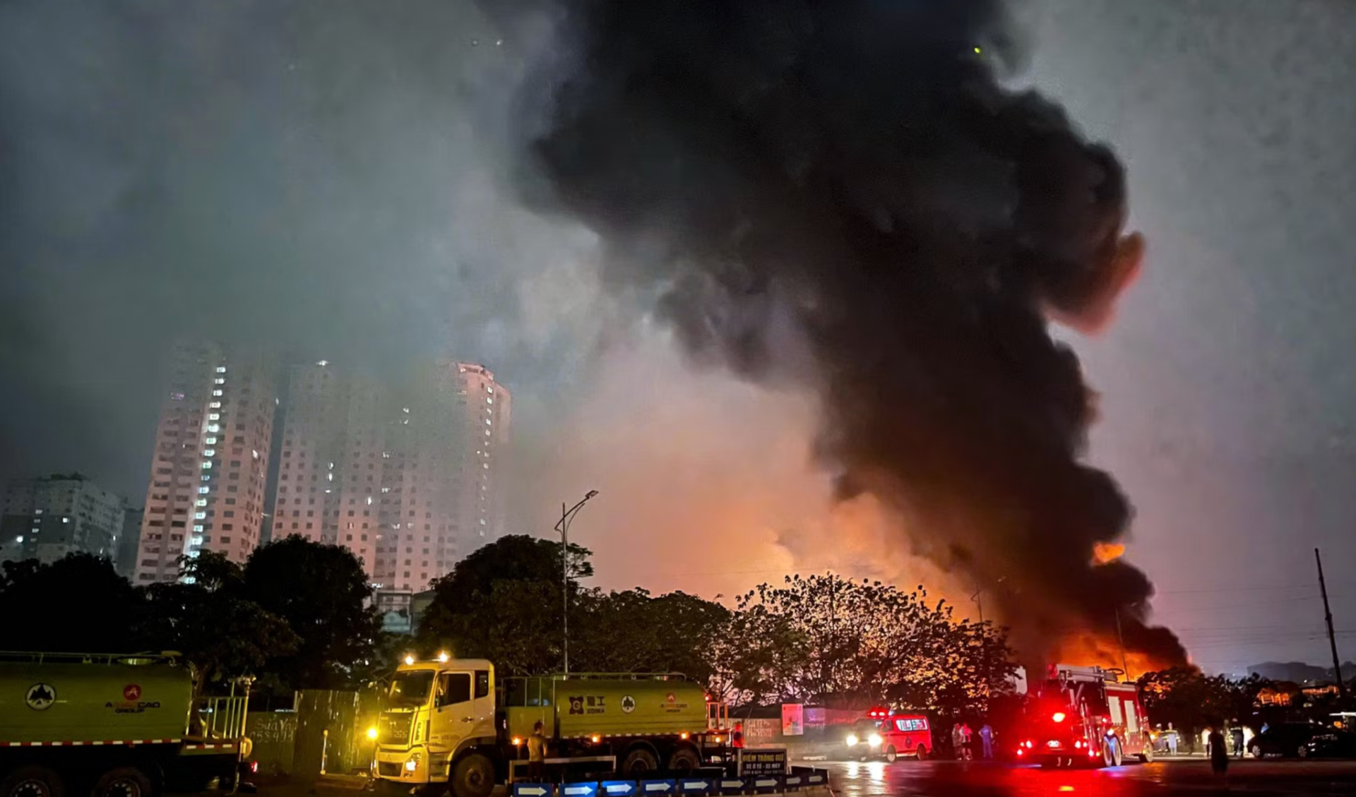 Ch&aacute;y lớn gần bệnh viện K T&acirc;n Triều H&agrave; Nội: Nỗi lo lắng v&agrave; sự cứu hộ khẩn cấp - Ảnh 2.