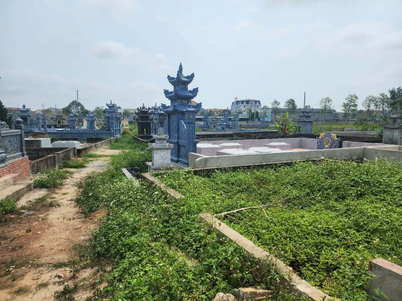 Tìm mộ tổ tiên như lạc vào mê cung: Những câu chuyện Bi hài từ nghĩa trang quê năm 2026 - Ảnh 7. Tìm mộ tổ tiên như lạc vào mê cung: Những câu chuyện Bi hài từ nghĩa trang quê năm 2026 - Ảnh 7.