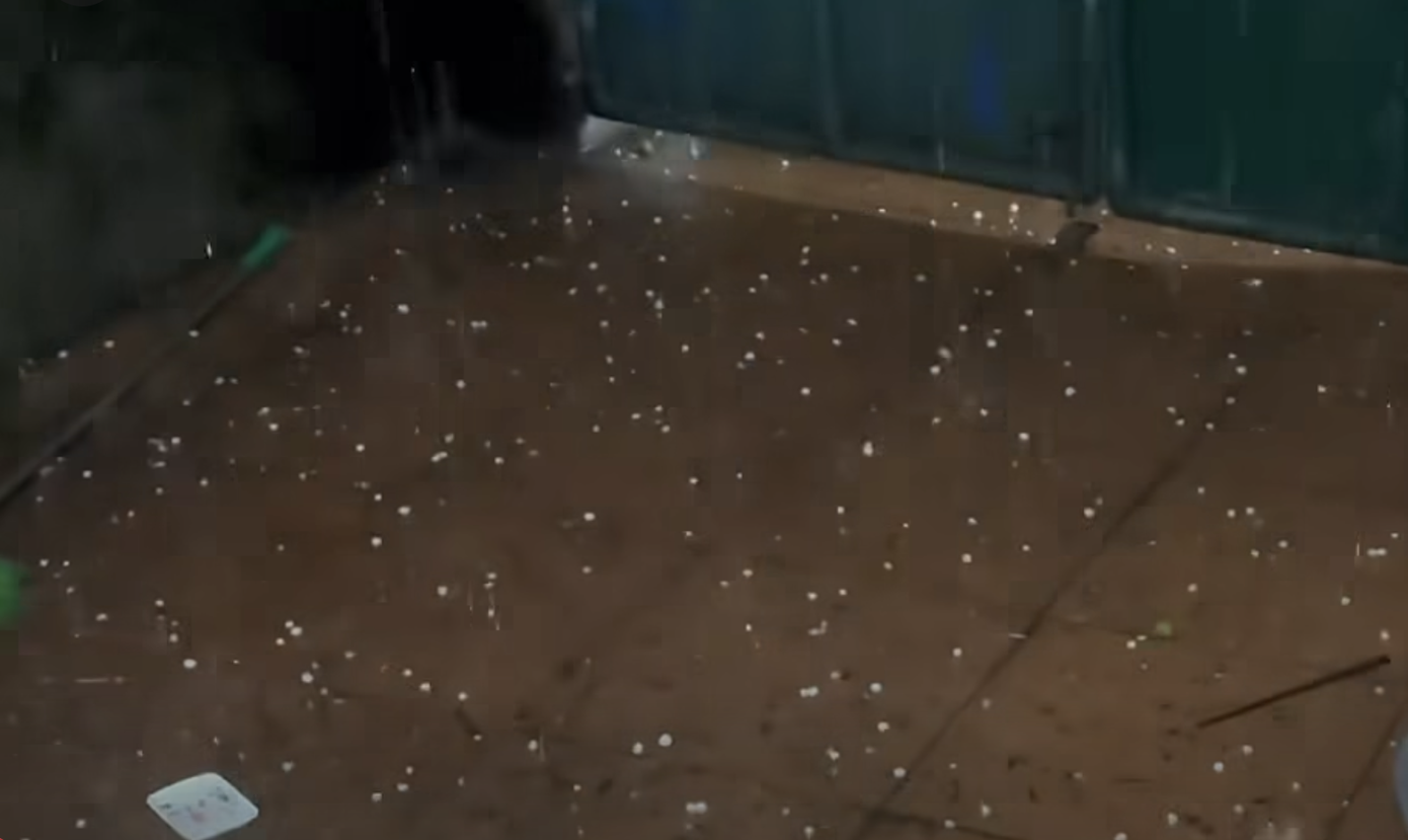 H&agrave; Nội mưa đ&aacute; bất ngờ s&aacute;ng 30 / 3 , cảnh b&aacute;o thời tiết giao m&ugrave;a 2026 - Ảnh 1.