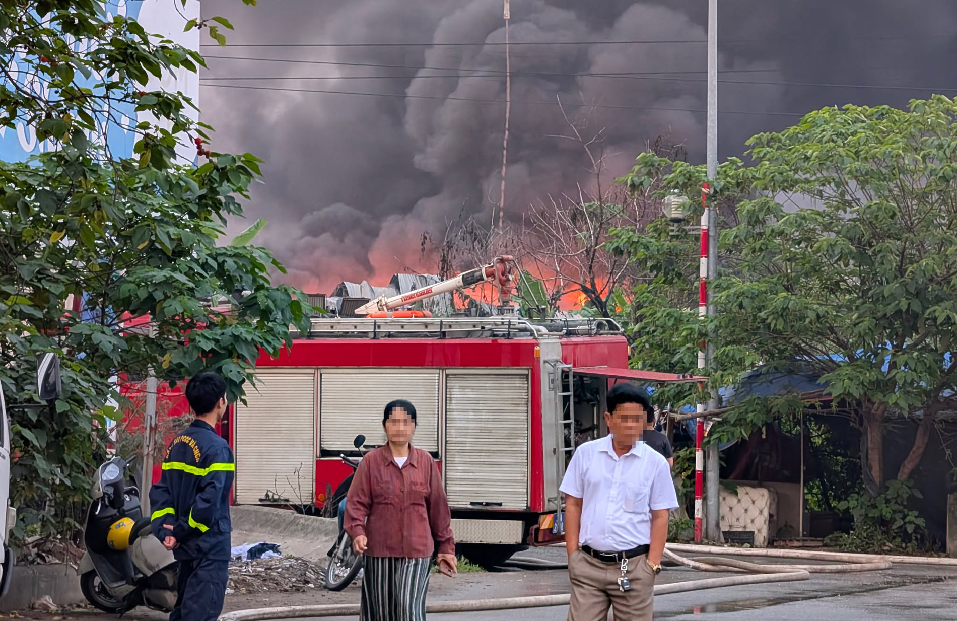 Ch&aacute;y lớn gần bệnh viện K T&acirc;n Triều H&agrave; Nội: Nỗi lo lắng v&agrave; sự cứu hộ khẩn cấp - Ảnh 8.