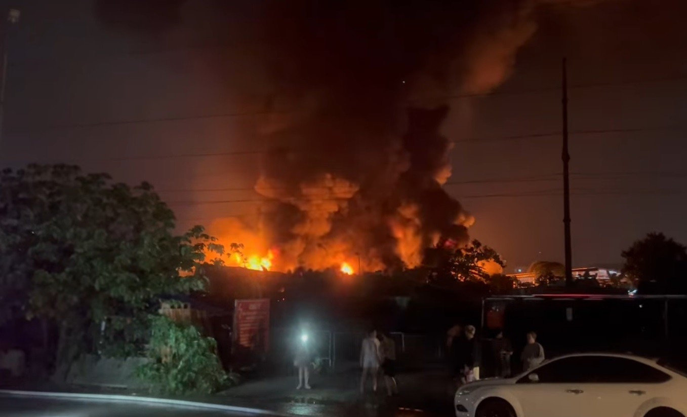 H&agrave; Nội: Xưởng gỗ bốc ch&aacute;y dữ dội , 1 người tử vong trong đ&ecirc;m - Ảnh 1.