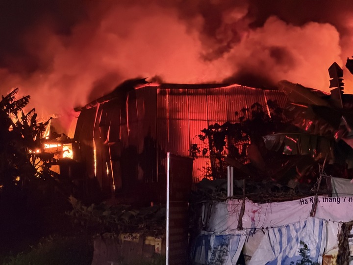 Ch&aacute;y lớn gần bệnh viện K T&acirc;n Triều H&agrave; Nội: Nỗi lo lắng v&agrave; sự cứu hộ khẩn cấp - Ảnh 3.