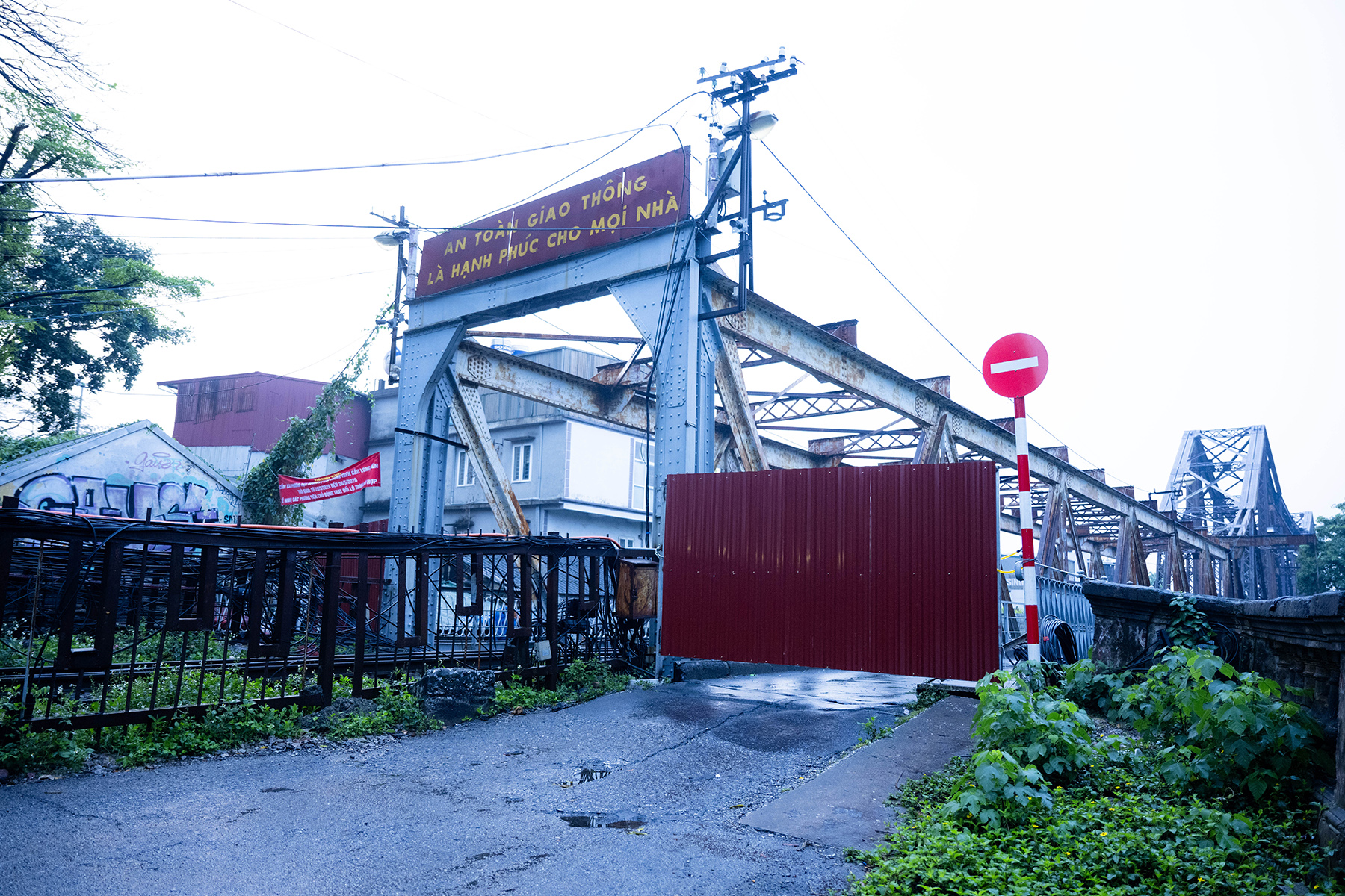 Cầu Long Biên tạm dừng, Chương Dương quá tải: Người dân mệt mỏi chôn chân giữa dòng xe ùn tắc- Ảnh 1. Cầu Long Biên tạm dừng, Chương Dương quá tải: Người dân mệt mỏi chôn chân giữa dòng xe ùn tắc- Ảnh 1.