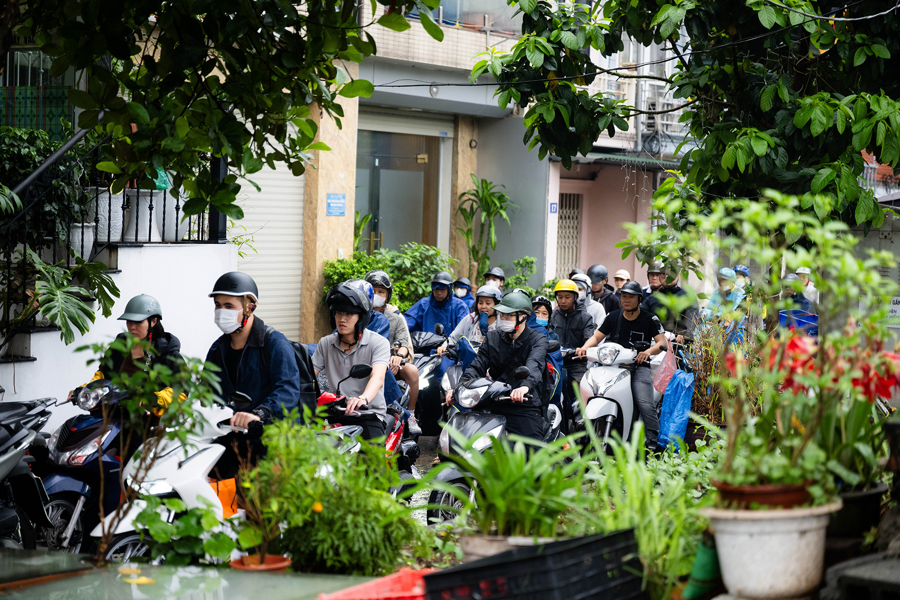 Cầu Long Biên tạm dừng, Chương Dương quá tải: Người dân mệt mỏi chôn chân giữa dòng xe ùn tắc- Ảnh 7. Cầu Long Biên tạm dừng, Chương Dương quá tải: Người dân mệt mỏi chôn chân giữa dòng xe ùn tắc- Ảnh 7.