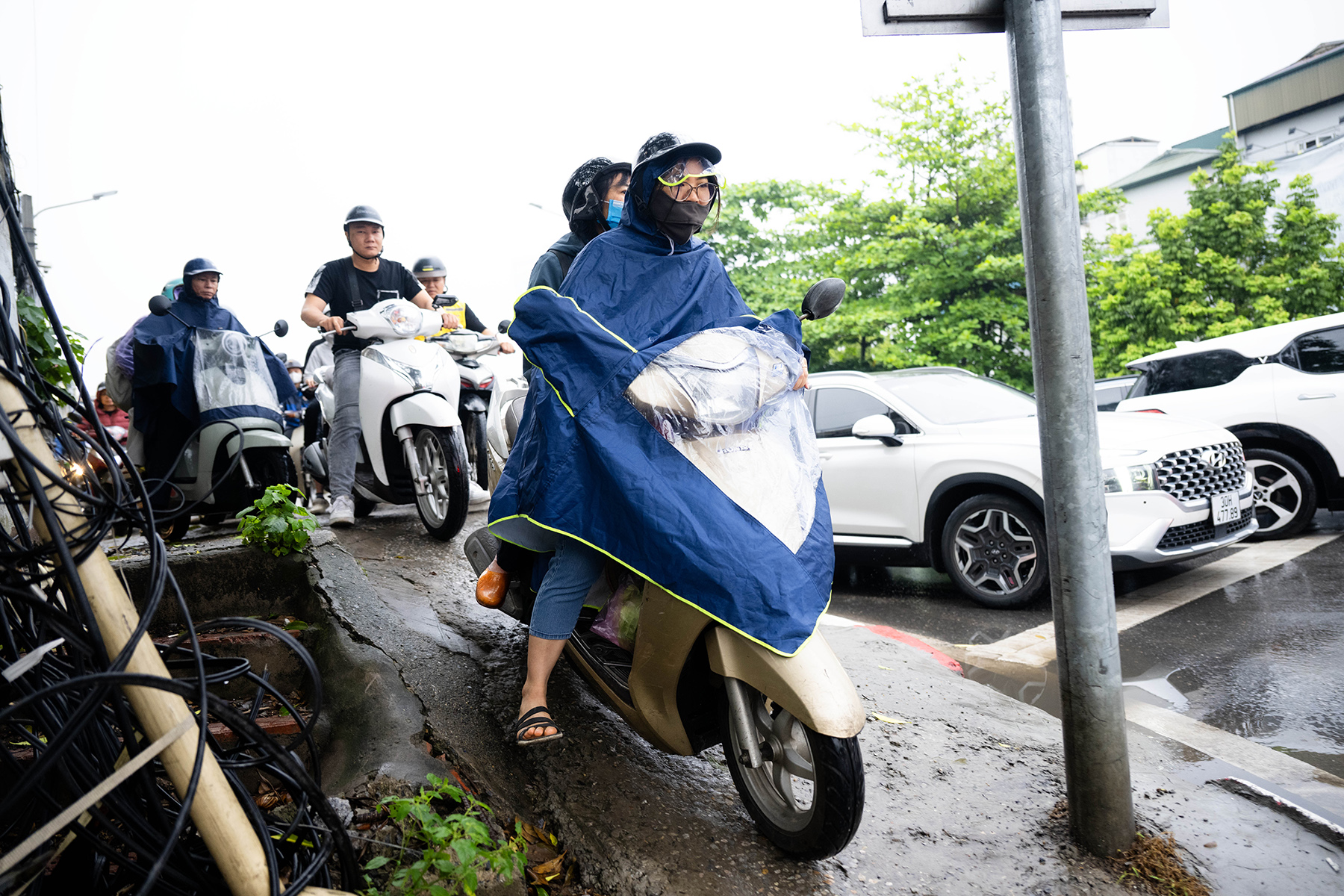 Cầu Long Biên tạm dừng, Chương Dương quá tải: Người dân mệt mỏi chôn chân giữa dòng xe ùn tắc- Ảnh 8. Cầu Long Biên tạm dừng, Chương Dương quá tải: Người dân mệt mỏi chôn chân giữa dòng xe ùn tắc- Ảnh 8.