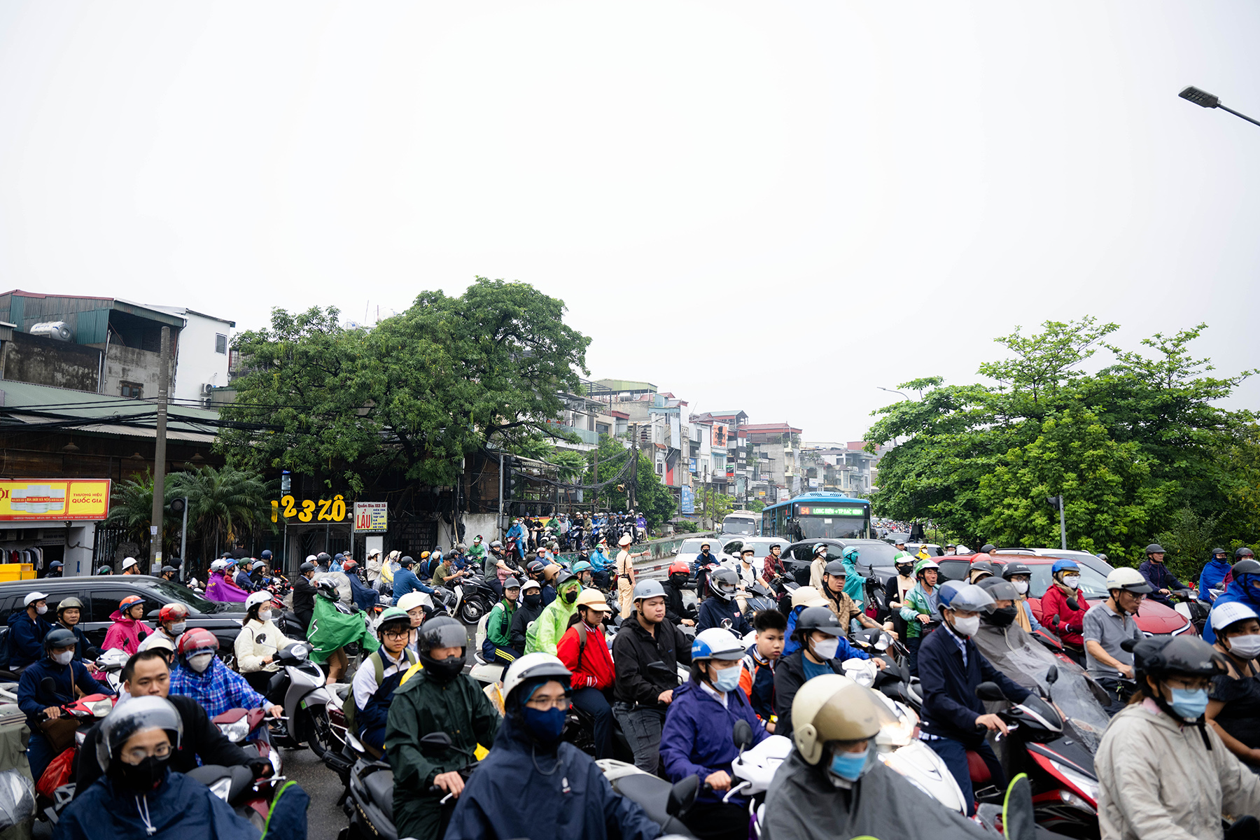 Cầu Long Biên tạm dừng, Chương Dương quá tải: Người dân mệt mỏi chôn chân giữa dòng xe ùn tắc- Ảnh 17. Cầu Long Biên tạm dừng, Chương Dương quá tải: Người dân mệt mỏi chôn chân giữa dòng xe ùn tắc- Ảnh 17.