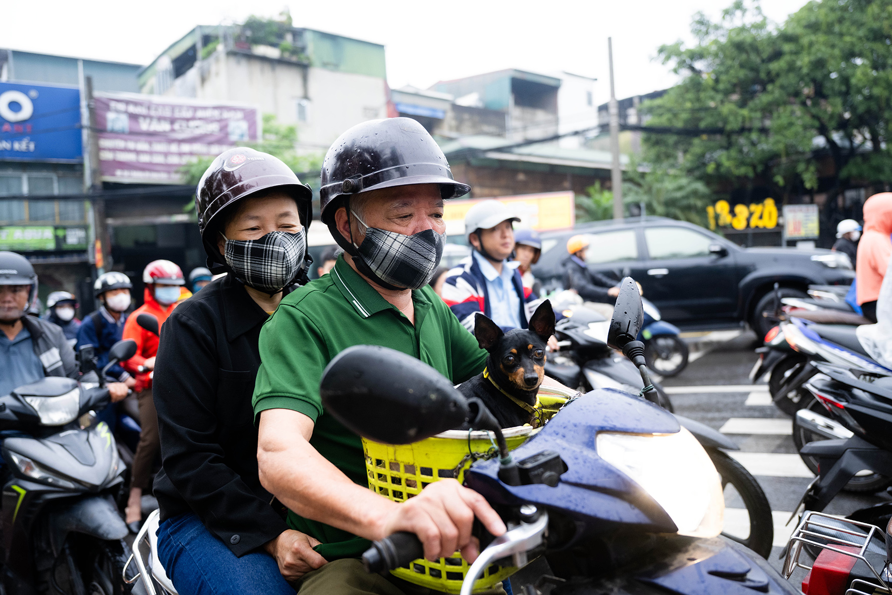 Cầu Long Biên tạm dừng, Chương Dương quá tải: Người dân mệt mỏi chôn chân giữa dòng xe ùn tắc- Ảnh 9. Cầu Long Biên tạm dừng, Chương Dương quá tải: Người dân mệt mỏi chôn chân giữa dòng xe ùn tắc- Ảnh 9.