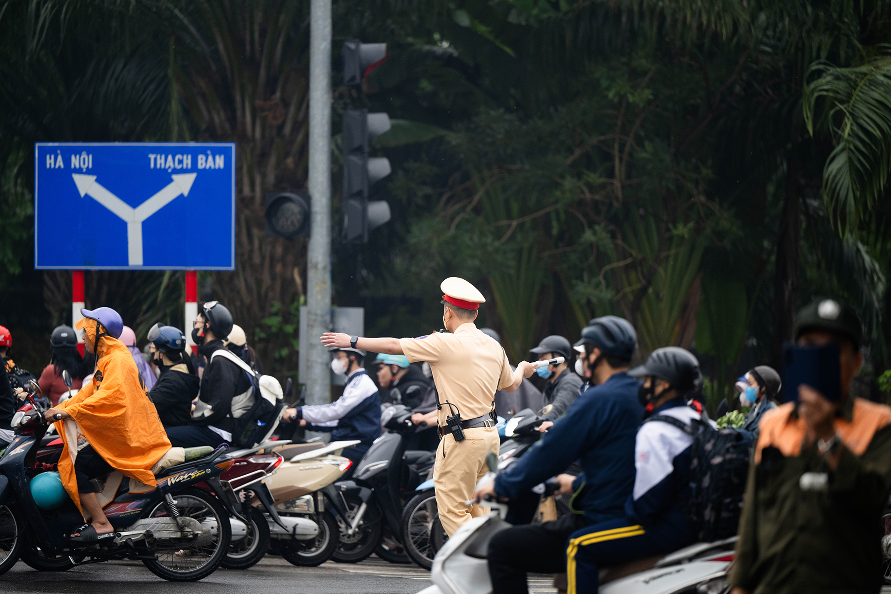 Cầu Long Biên tạm dừng, Chương Dương quá tải: Người dân mệt mỏi chôn chân giữa dòng xe ùn tắc- Ảnh 6. Cầu Long Biên tạm dừng, Chương Dương quá tải: Người dân mệt mỏi chôn chân giữa dòng xe ùn tắc- Ảnh 6.