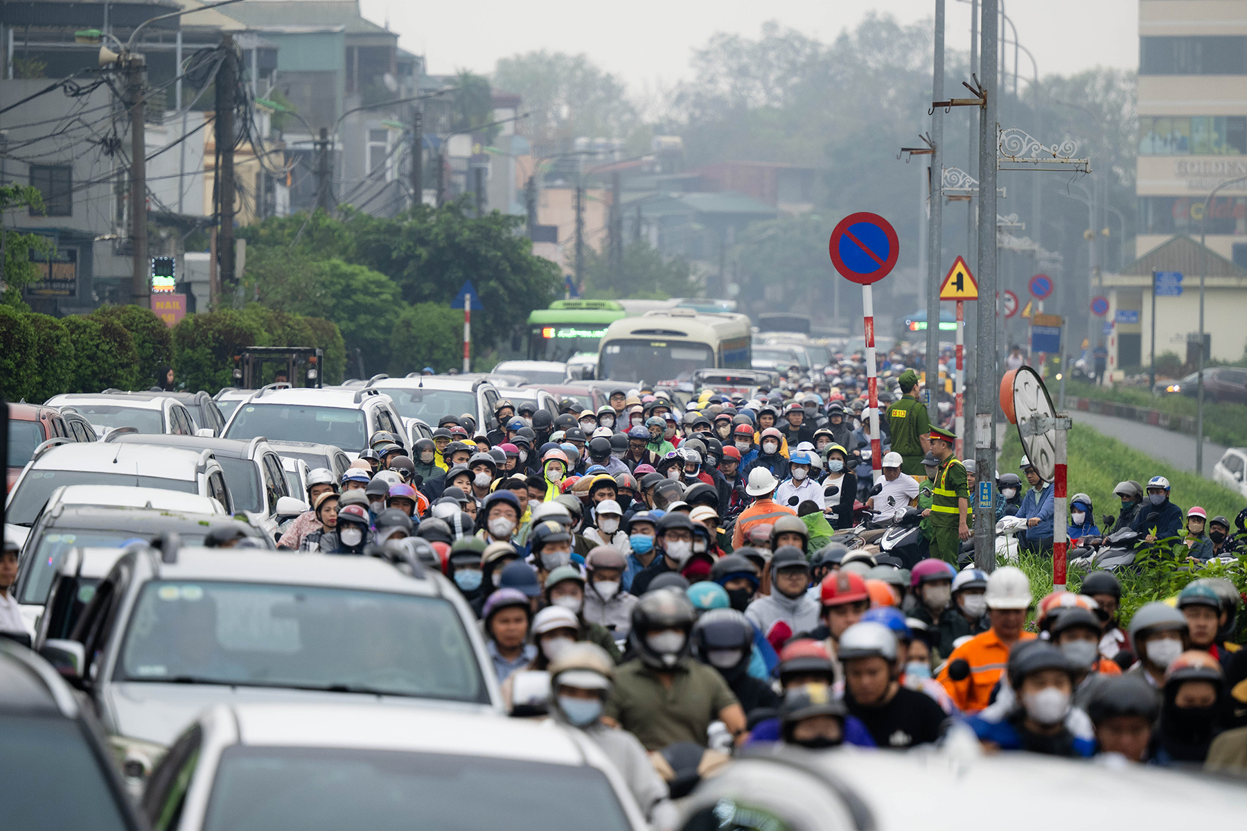 Cầu Long Biên tạm dừng, Chương Dương quá tải: Người dân mệt mỏi chôn chân giữa dòng xe ùn tắc- Ảnh 4. Cầu Long Biên tạm dừng, Chương Dương quá tải: Người dân mệt mỏi chôn chân giữa dòng xe ùn tắc- Ảnh 4.