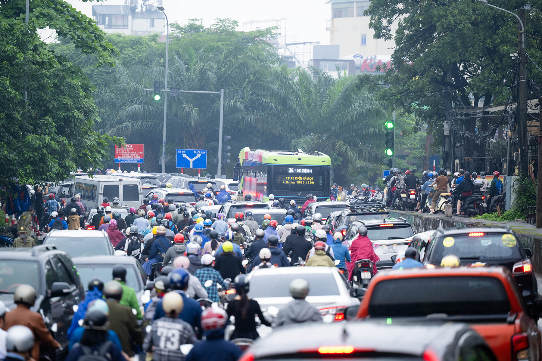 Cầu Long Biên tạm dừng, Chương Dương quá tải: Người dân mệt mỏi chôn chân giữa dòng xe ùn tắc- Ảnh 3. Cầu Long Biên tạm dừng, Chương Dương quá tải: Người dân mệt mỏi chôn chân giữa dòng xe ùn tắc- Ảnh 3.