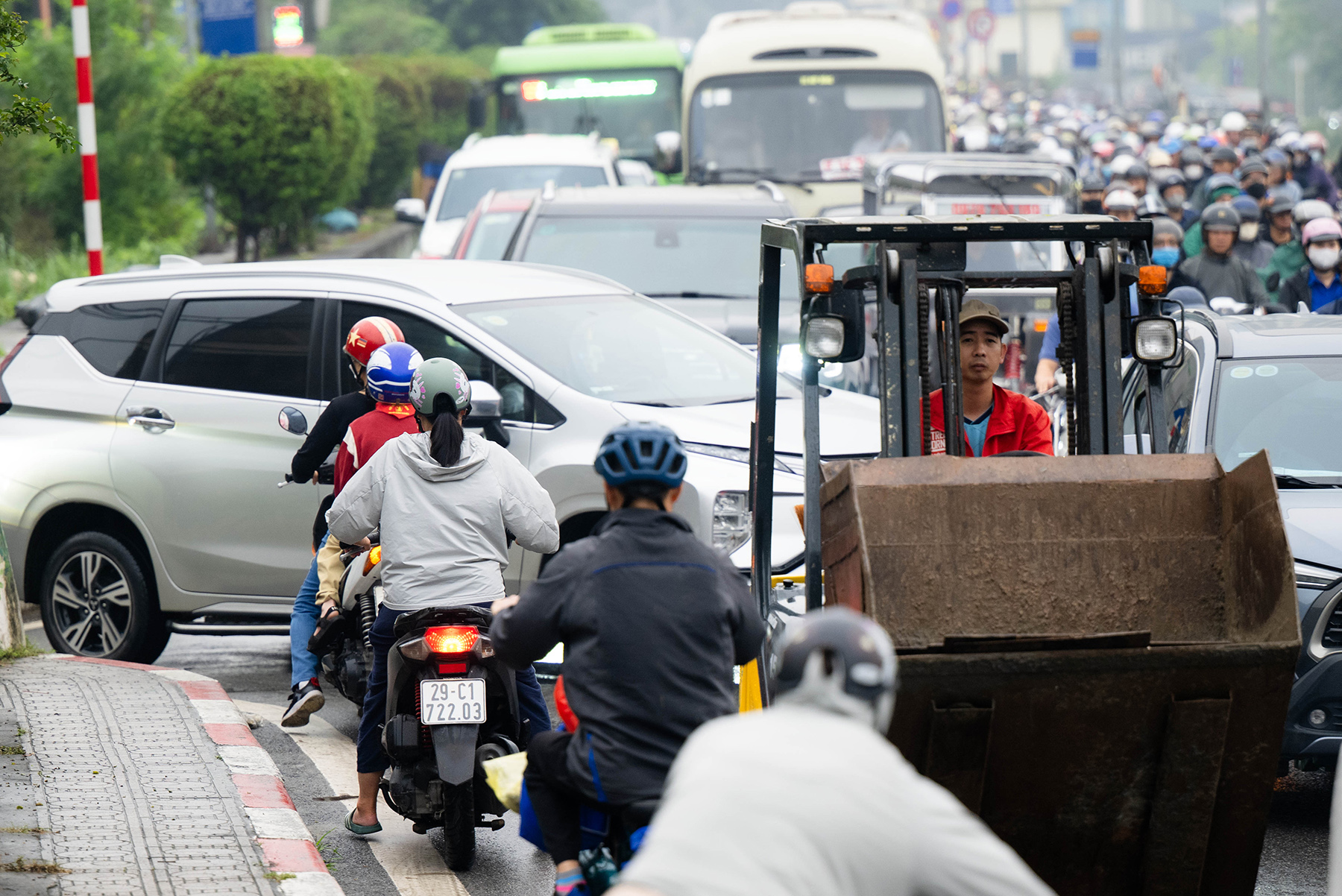 Cầu Long Biên tạm dừng, Chương Dương quá tải: Người dân mệt mỏi chôn chân giữa dòng xe ùn tắc- Ảnh 11. Cầu Long Biên tạm dừng, Chương Dương quá tải: Người dân mệt mỏi chôn chân giữa dòng xe ùn tắc- Ảnh 11.