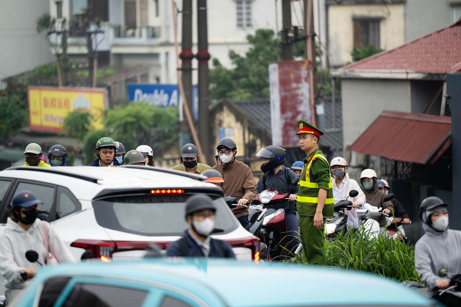 Cầu Long Biên tạm dừng, Chương Dương quá tải: Người dân mệt mỏi chôn chân giữa dòng xe ùn tắc- Ảnh 5. Cầu Long Biên tạm dừng, Chương Dương quá tải: Người dân mệt mỏi chôn chân giữa dòng xe ùn tắc- Ảnh 5.