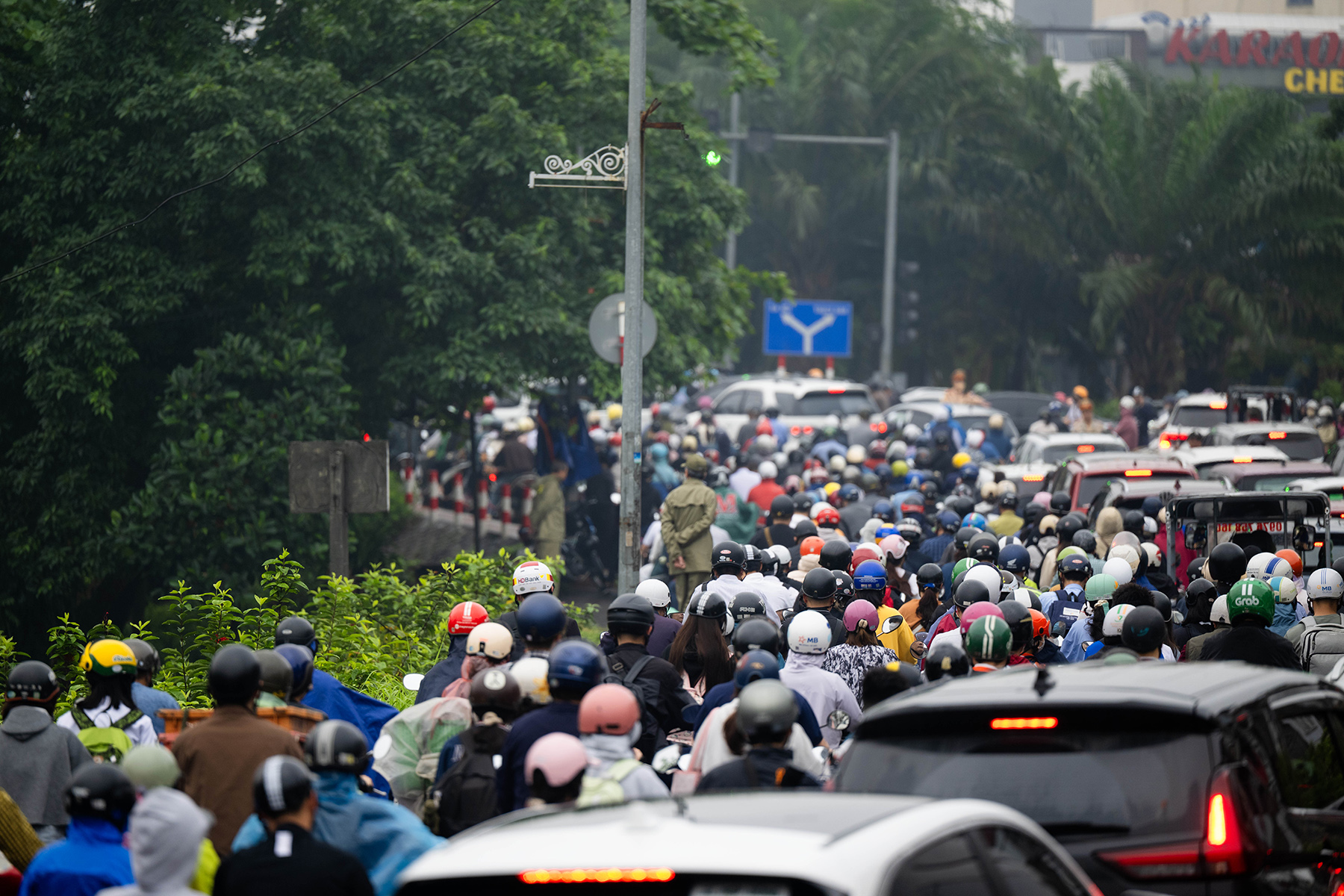Cầu Long Biên tạm dừng, Chương Dương quá tải: Người dân mệt mỏi chôn chân giữa dòng xe ùn tắc- Ảnh 2. Cầu Long Biên tạm dừng, Chương Dương quá tải: Người dân mệt mỏi chôn chân giữa dòng xe ùn tắc- Ảnh 2.