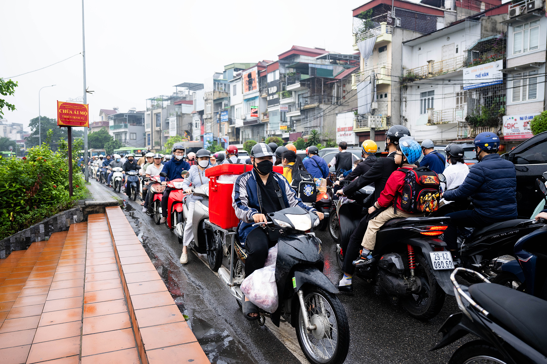 Cầu Long Biên tạm dừng, Chương Dương quá tải: Người dân mệt mỏi chôn chân giữa dòng xe ùn tắc- Ảnh 13. Cầu Long Biên tạm dừng, Chương Dương quá tải: Người dân mệt mỏi chôn chân giữa dòng xe ùn tắc- Ảnh 13.