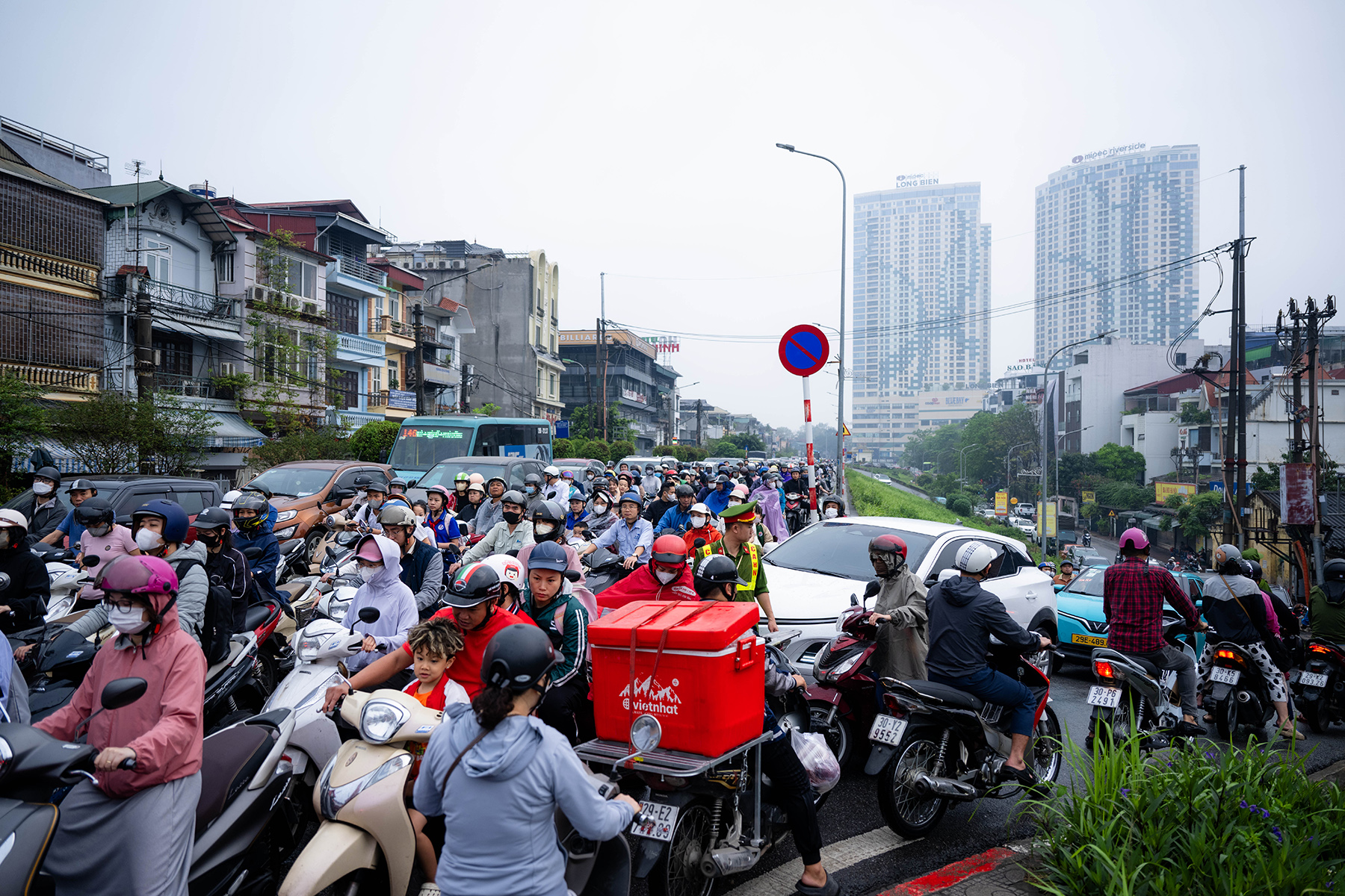 Cầu Long Biên tạm dừng, Chương Dương quá tải: Người dân mệt mỏi chôn chân giữa dòng xe ùn tắc- Ảnh 12. Cầu Long Biên tạm dừng, Chương Dương quá tải: Người dân mệt mỏi chôn chân giữa dòng xe ùn tắc- Ảnh 12.