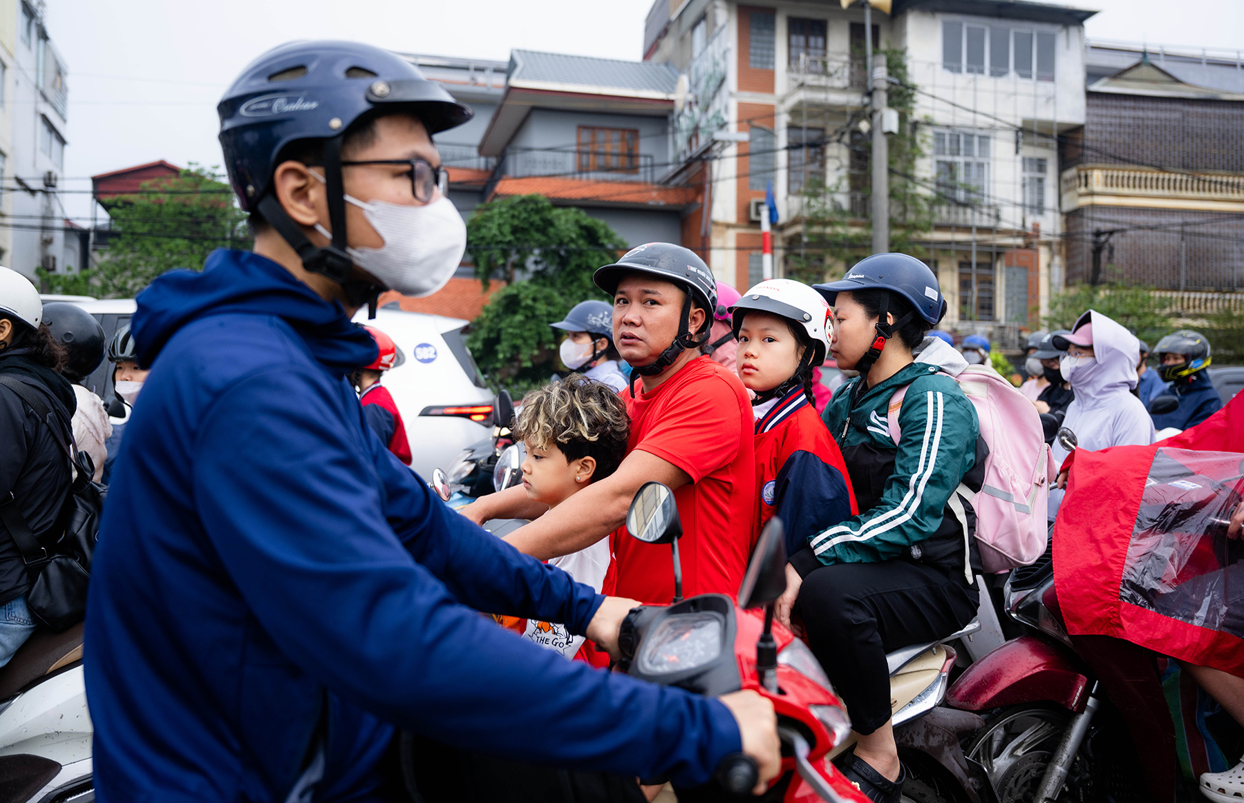 Cầu Long Biên tạm dừng, Chương Dương quá tải: Người dân mệt mỏi chôn chân giữa dòng xe ùn tắc- Ảnh 10. Cầu Long Biên tạm dừng, Chương Dương quá tải: Người dân mệt mỏi chôn chân giữa dòng xe ùn tắc- Ảnh 10.