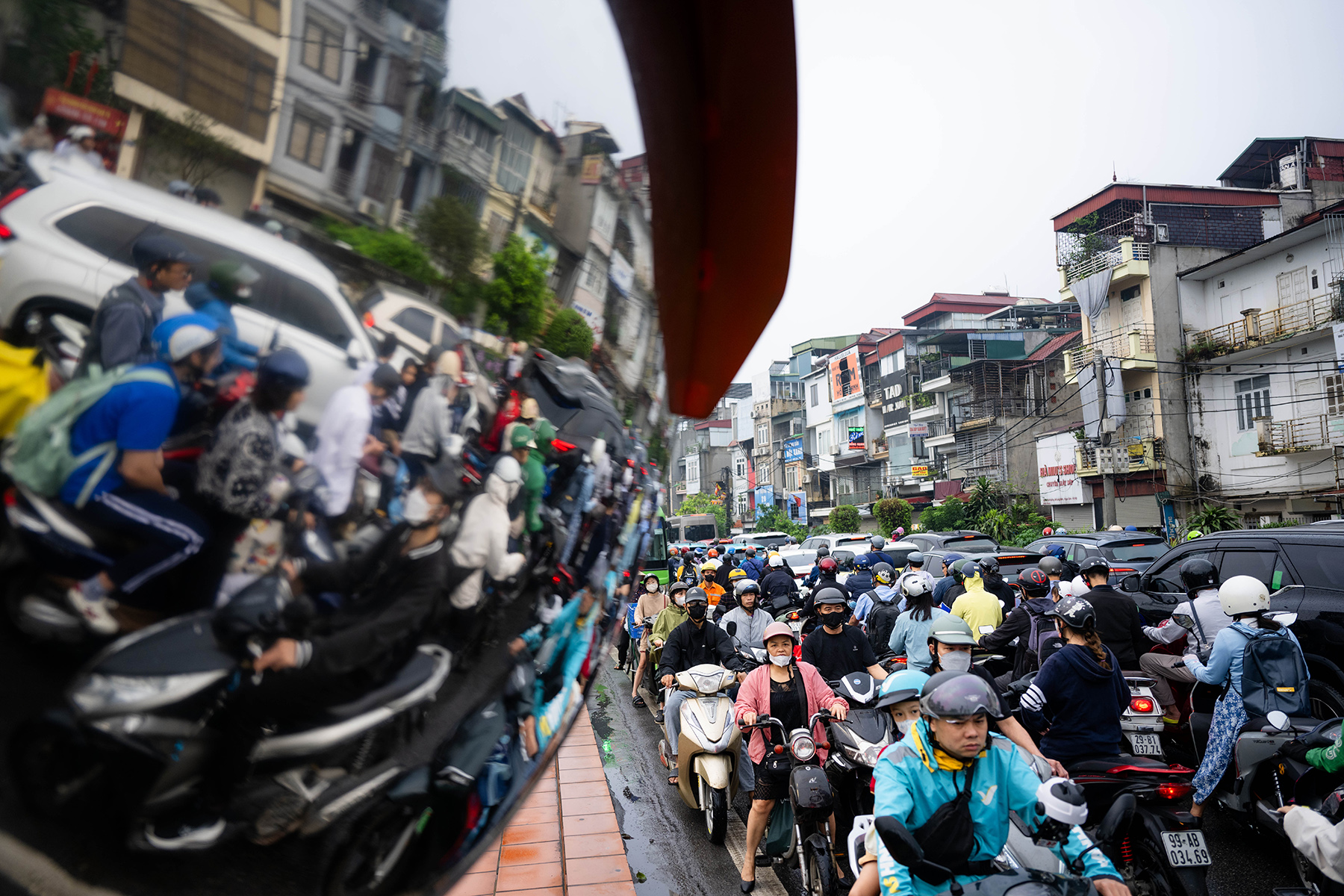 Cầu Long Biên tạm dừng, Chương Dương quá tải: Người dân mệt mỏi chôn chân giữa dòng xe ùn tắc- Ảnh 16. Cầu Long Biên tạm dừng, Chương Dương quá tải: Người dân mệt mỏi chôn chân giữa dòng xe ùn tắc- Ảnh 16.
