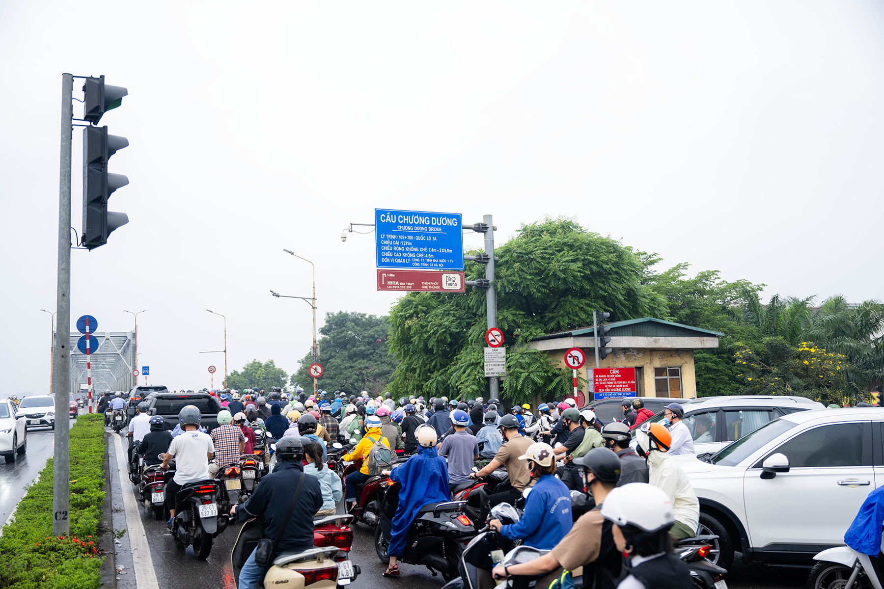 Cầu Long Biên tạm dừng, Chương Dương quá tải: Người dân mệt mỏi chôn chân giữa dòng xe ùn tắc- Ảnh 14. Cầu Long Biên tạm dừng, Chương Dương quá tải: Người dân mệt mỏi chôn chân giữa dòng xe ùn tắc- Ảnh 14.