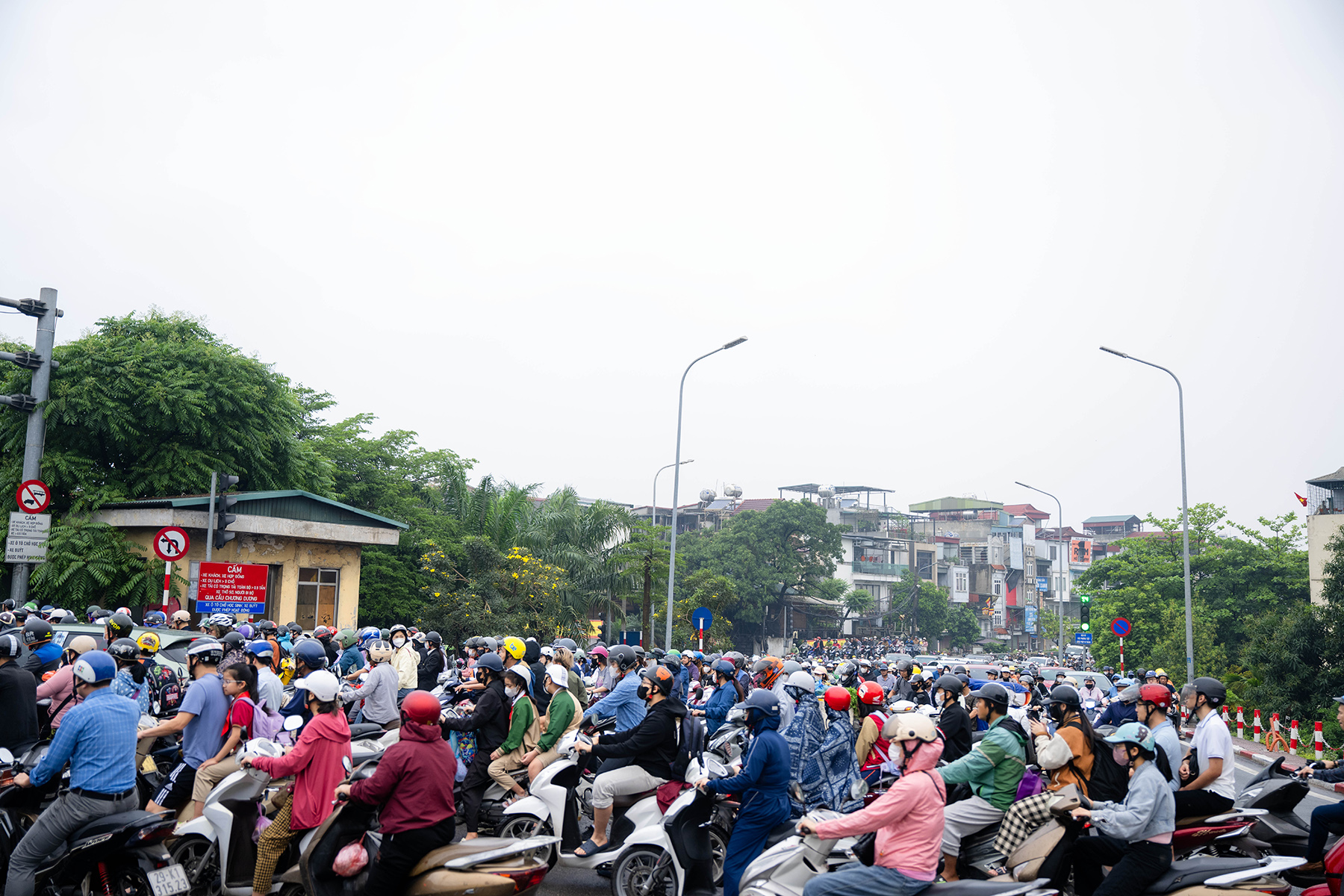 Cầu Long Biên tạm dừng, Chương Dương quá tải: Người dân mệt mỏi chôn chân giữa dòng xe ùn tắc- Ảnh 15. Cầu Long Biên tạm dừng, Chương Dương quá tải: Người dân mệt mỏi chôn chân giữa dòng xe ùn tắc- Ảnh 15.