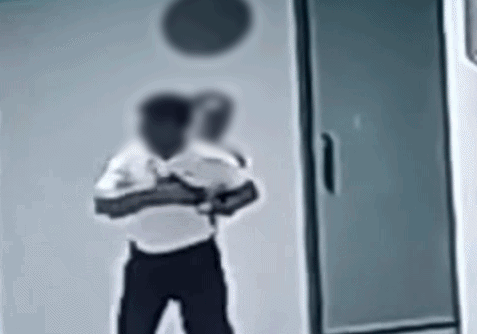 Phẫn nộ clip chủ si&ecirc;u thị lao l&ecirc;n căn hộ chung cư chửi bới 2 cụ b&agrave; ở H&agrave; Nội: C&ocirc;ng an v&agrave;o cuộc - Ảnh 2.