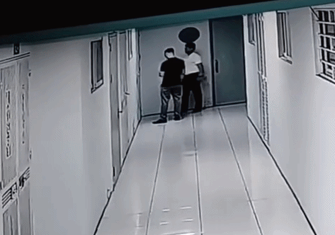 Phẫn nộ clip chủ si&ecirc;u thị lao l&ecirc;n căn hộ chung cư chửi bới 2 cụ b&agrave; ở H&agrave; Nội: C&ocirc;ng an v&agrave;o cuộc - Ảnh 1.