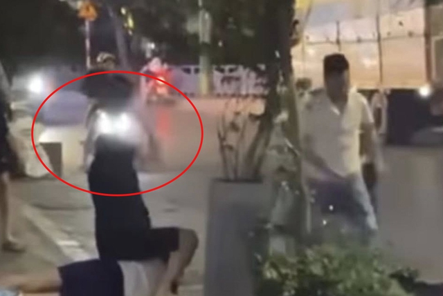 Vụ nam sinh 19 tuổi bị đ&aacute;nh d&atilde; man tr&ecirc;n phố H&agrave; Nội: Gia đ&igrave;nh đối tượng h&agrave;nh hung muốn xin lỗi, thăm hỏi - Ảnh 3.