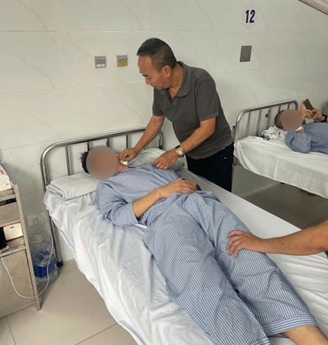 Vụ nam sinh 19 tuổi bị đ&aacute;nh d&atilde; man tr&ecirc;n phố H&agrave; Nội: Gia đ&igrave;nh đối tượng h&agrave;nh hung muốn xin lỗi, thăm hỏi - Ảnh 1.