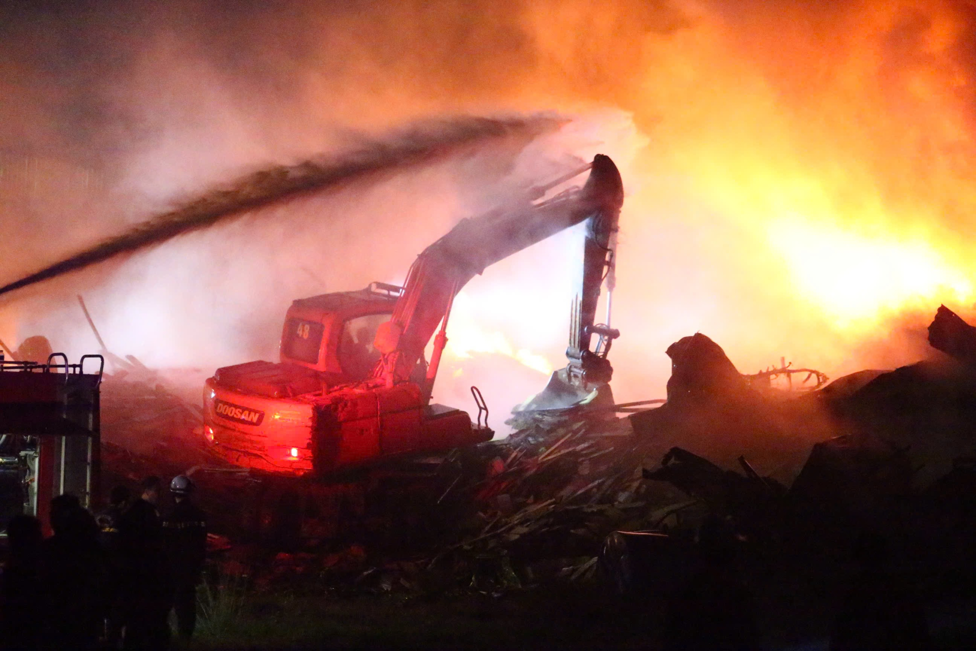 Ch&aacute;y kho xưởng gần Bệnh viện K T&acirc;n Triều: Cảnh s&aacute;t chữa ch&aacute;y khẩn trương cứu nạn - Ảnh 7.