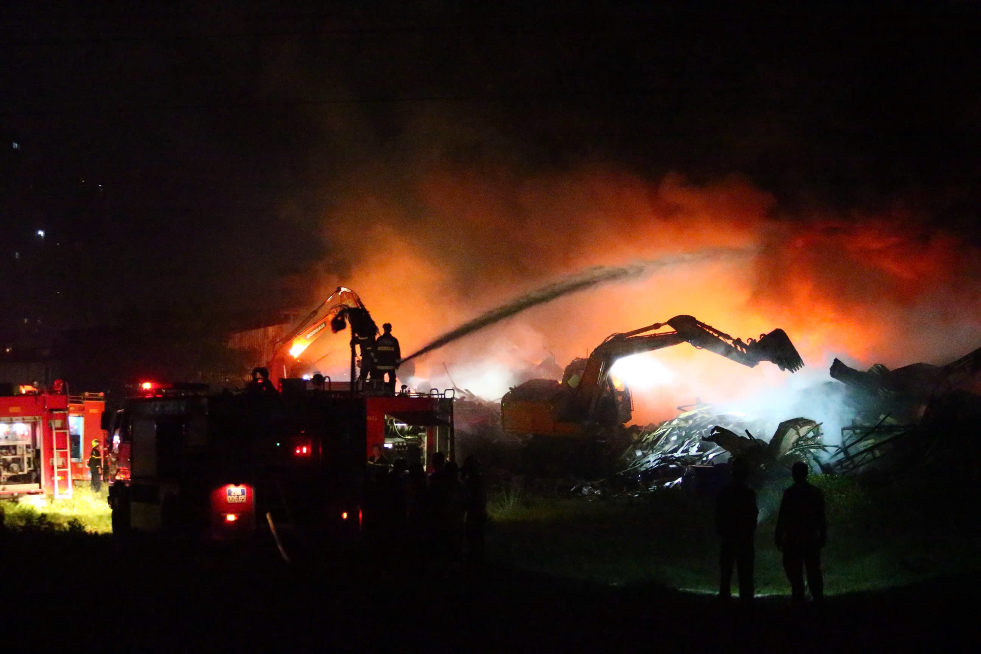 Ch&aacute;y kho xưởng gần Bệnh viện K T&acirc;n Triều: Cảnh s&aacute;t chữa ch&aacute;y khẩn trương cứu nạn - Ảnh 6.