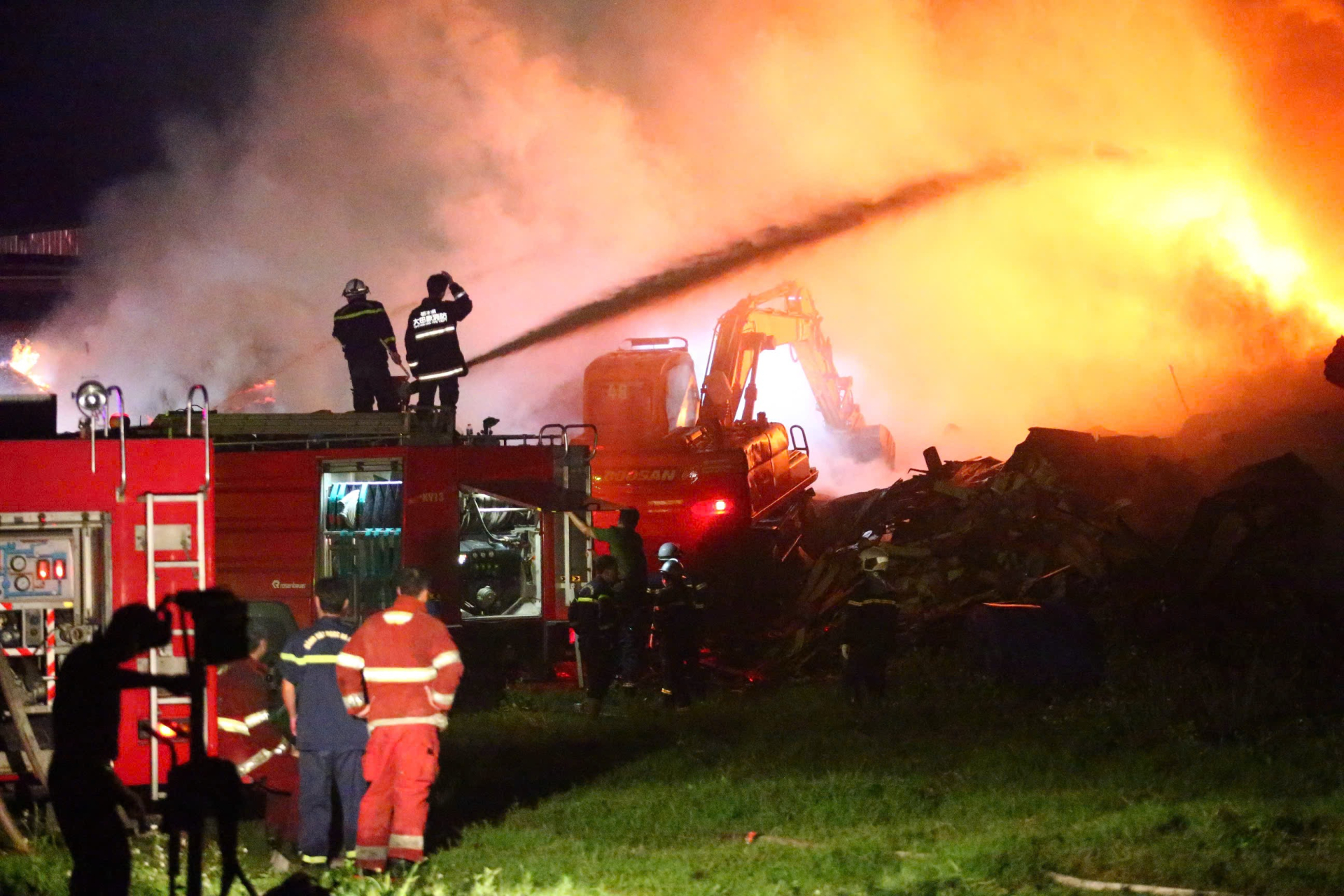 Ch&aacute;y kho xưởng gần Bệnh viện K T&acirc;n Triều: Cảnh s&aacute;t chữa ch&aacute;y khẩn trương cứu nạn - Ảnh 5.