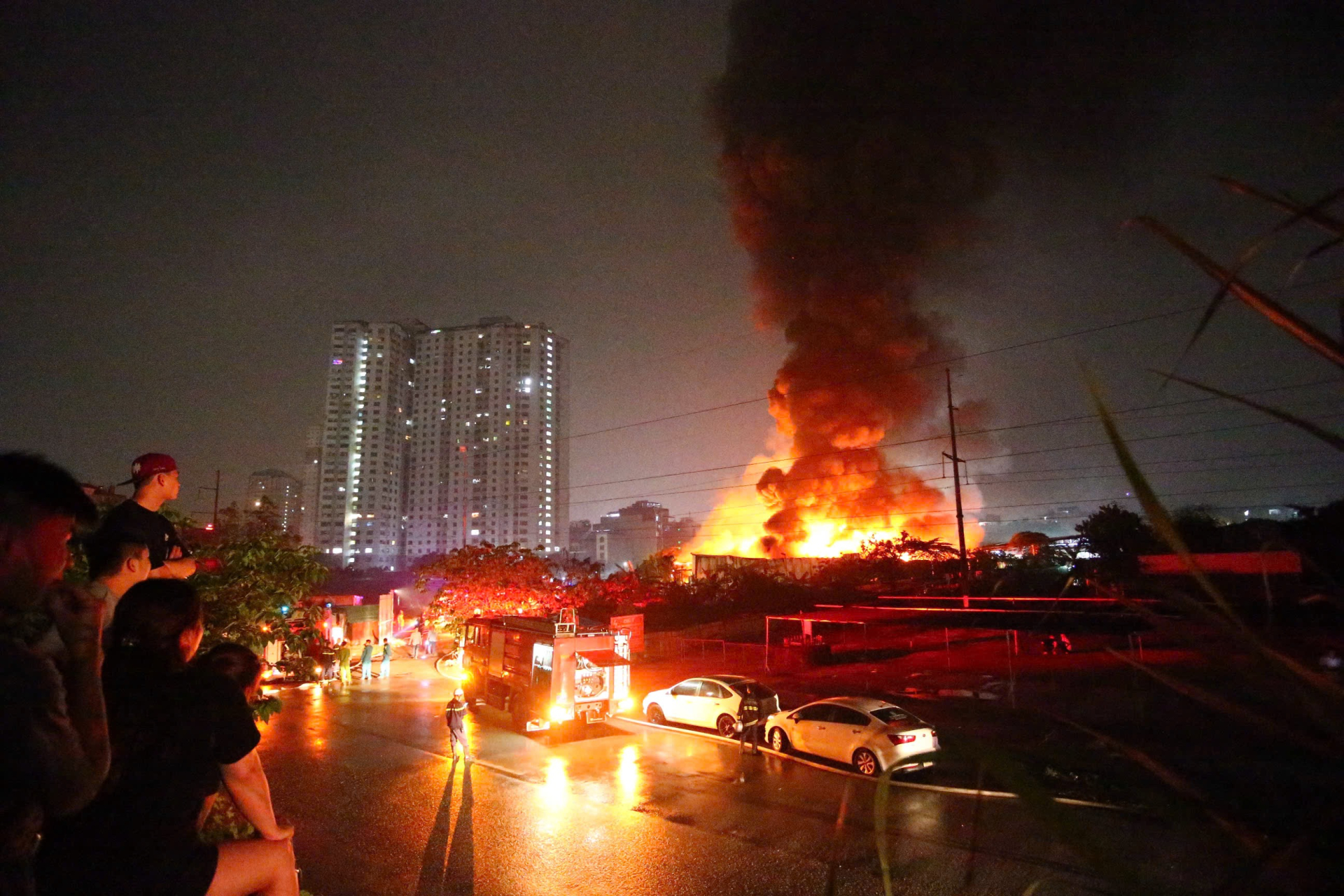 Ch&aacute;y kho xưởng gần Bệnh viện K T&acirc;n Triều: Cảnh s&aacute;t chữa ch&aacute;y khẩn trương cứu nạn - Ảnh 3.