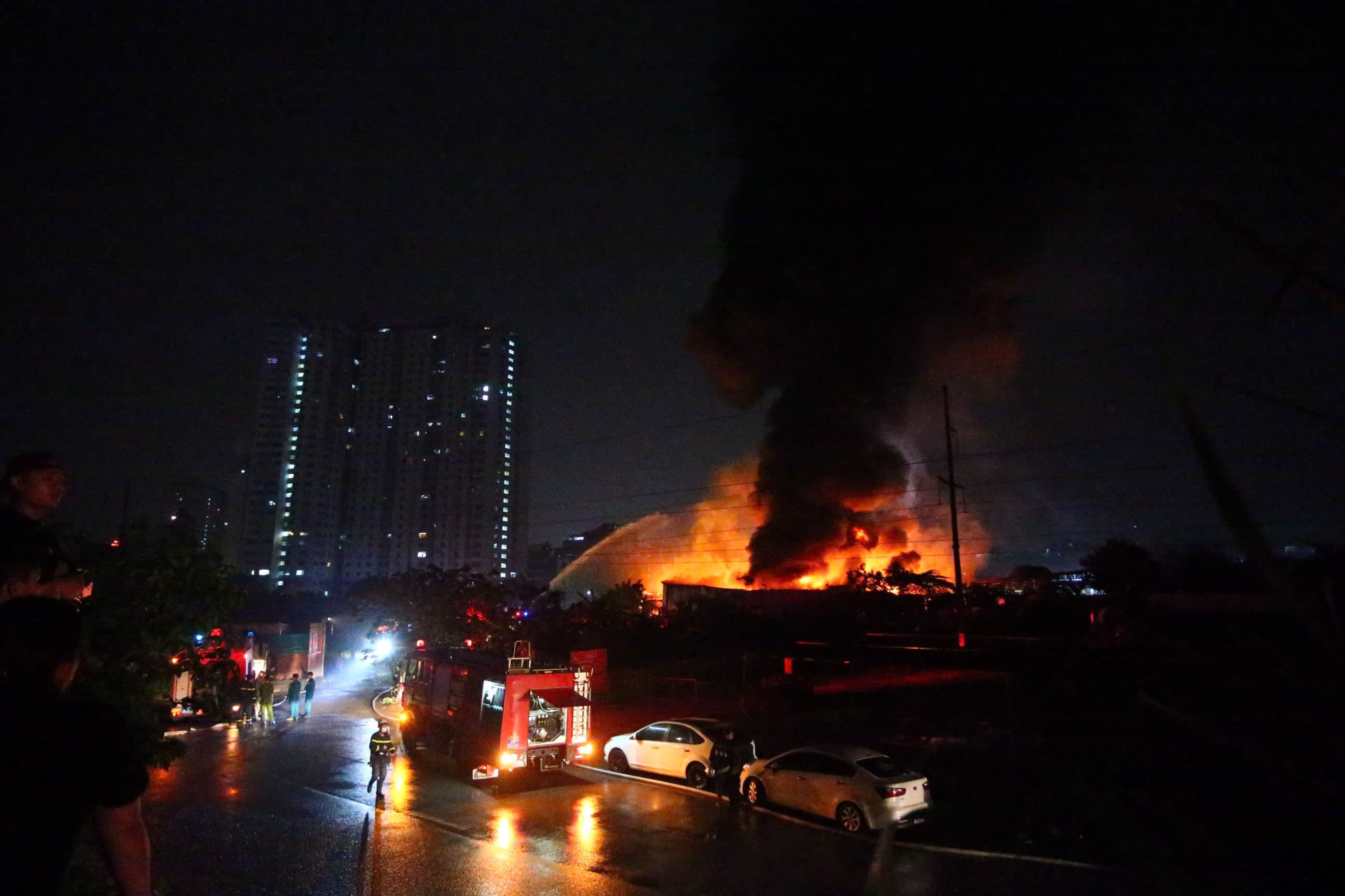 Ch&aacute;y kho xưởng gần Bệnh viện K T&acirc;n Triều: Cảnh s&aacute;t chữa ch&aacute;y khẩn trương cứu nạn - Ảnh 4.