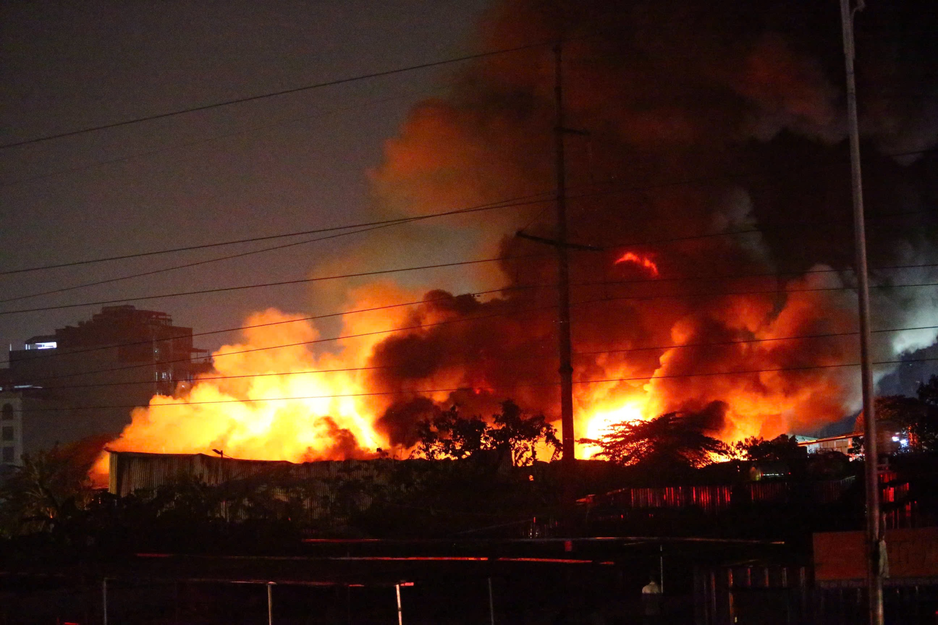 Ch&aacute;y kho xưởng gần Bệnh viện K T&acirc;n Triều: Cảnh s&aacute;t chữa ch&aacute;y khẩn trương cứu nạn - Ảnh 2.