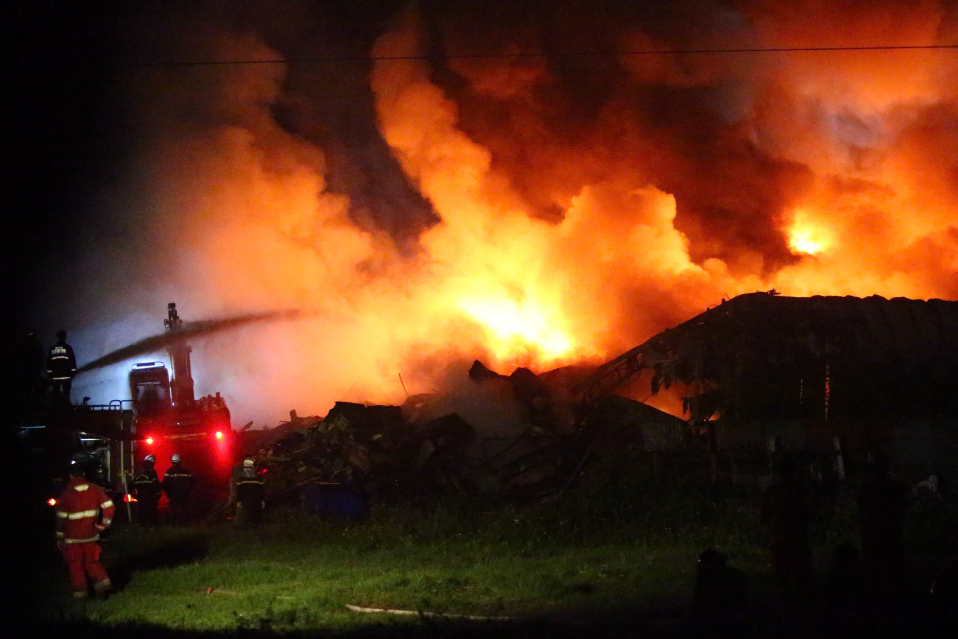 Ch&aacute;y kho xưởng gần Bệnh viện K T&acirc;n Triều: Cảnh s&aacute;t chữa ch&aacute;y khẩn trương cứu nạn - Ảnh 1.