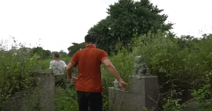 Tìm mộ tổ tiên như lạc vào mê cung: Những câu chuyện Bi hài từ nghĩa trang quê năm 2026 - Ảnh 3. Tìm mộ tổ tiên như lạc vào mê cung: Những câu chuyện Bi hài từ nghĩa trang quê năm 2026 - Ảnh 3.