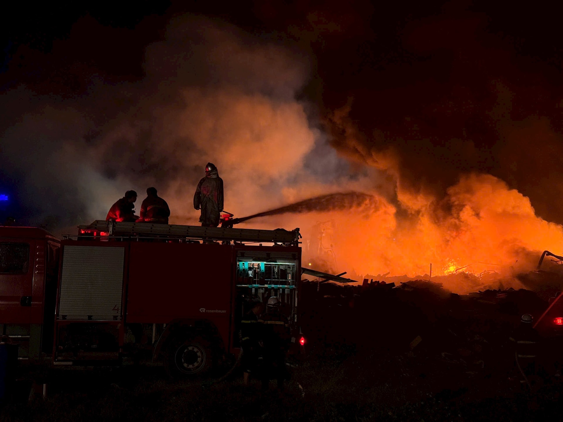 Ch&aacute;y lớn gần bệnh viện K T&acirc;n Triều H&agrave; Nội: Nỗi lo lắng v&agrave; sự cứu hộ khẩn cấp - Ảnh 4.