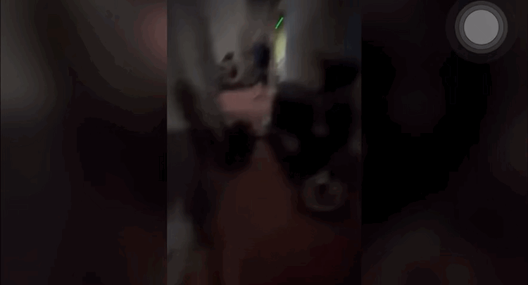 Tạm giữ người đ&agrave;n &ocirc;ng x&ocirc; đẩy phụ nữ bế con tại phường Hai B&agrave; Trưng - Ảnh 1.